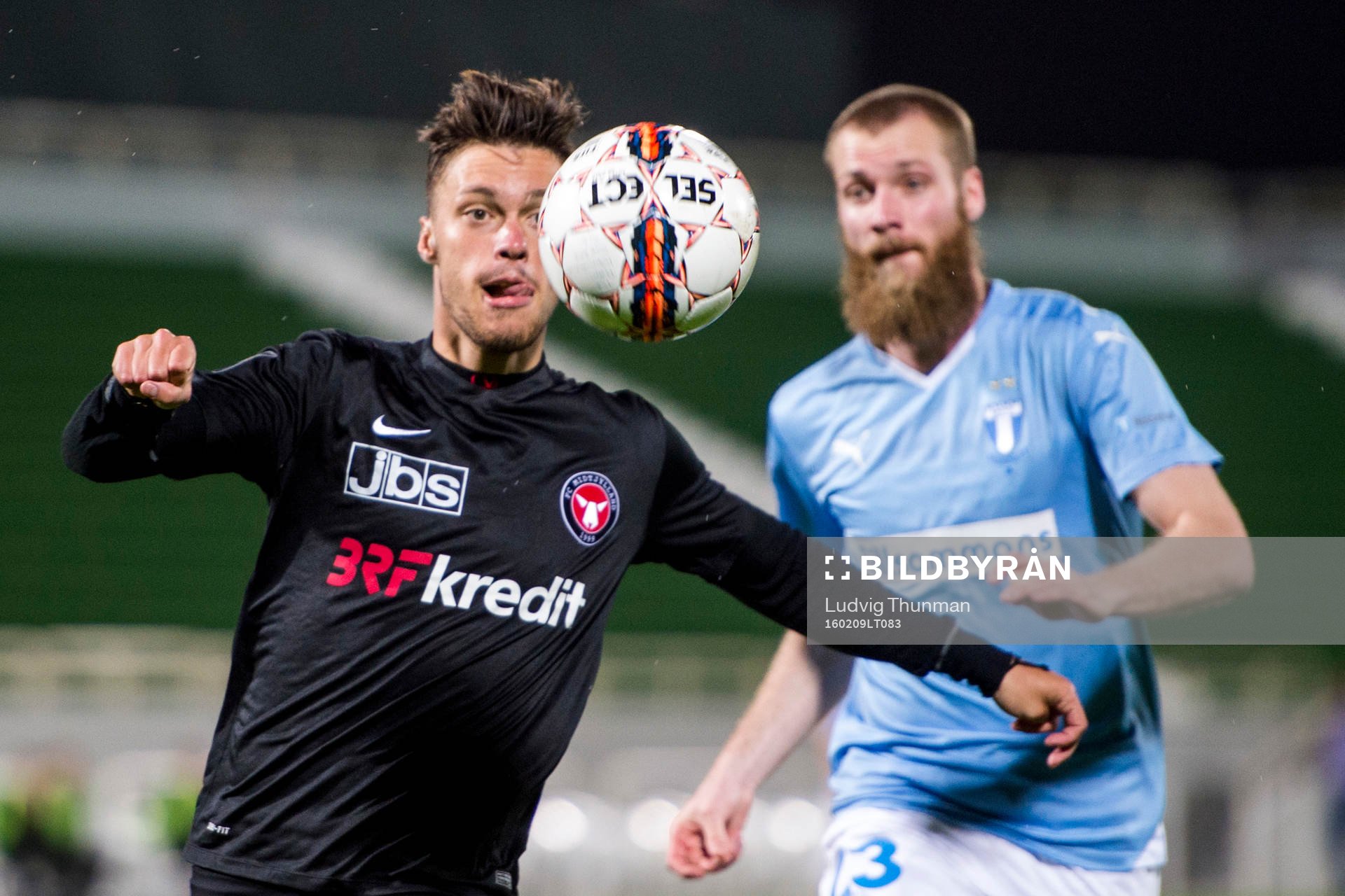 Midtjyllands Václav Kadlec jagas av Malmö FFs Jo Inge