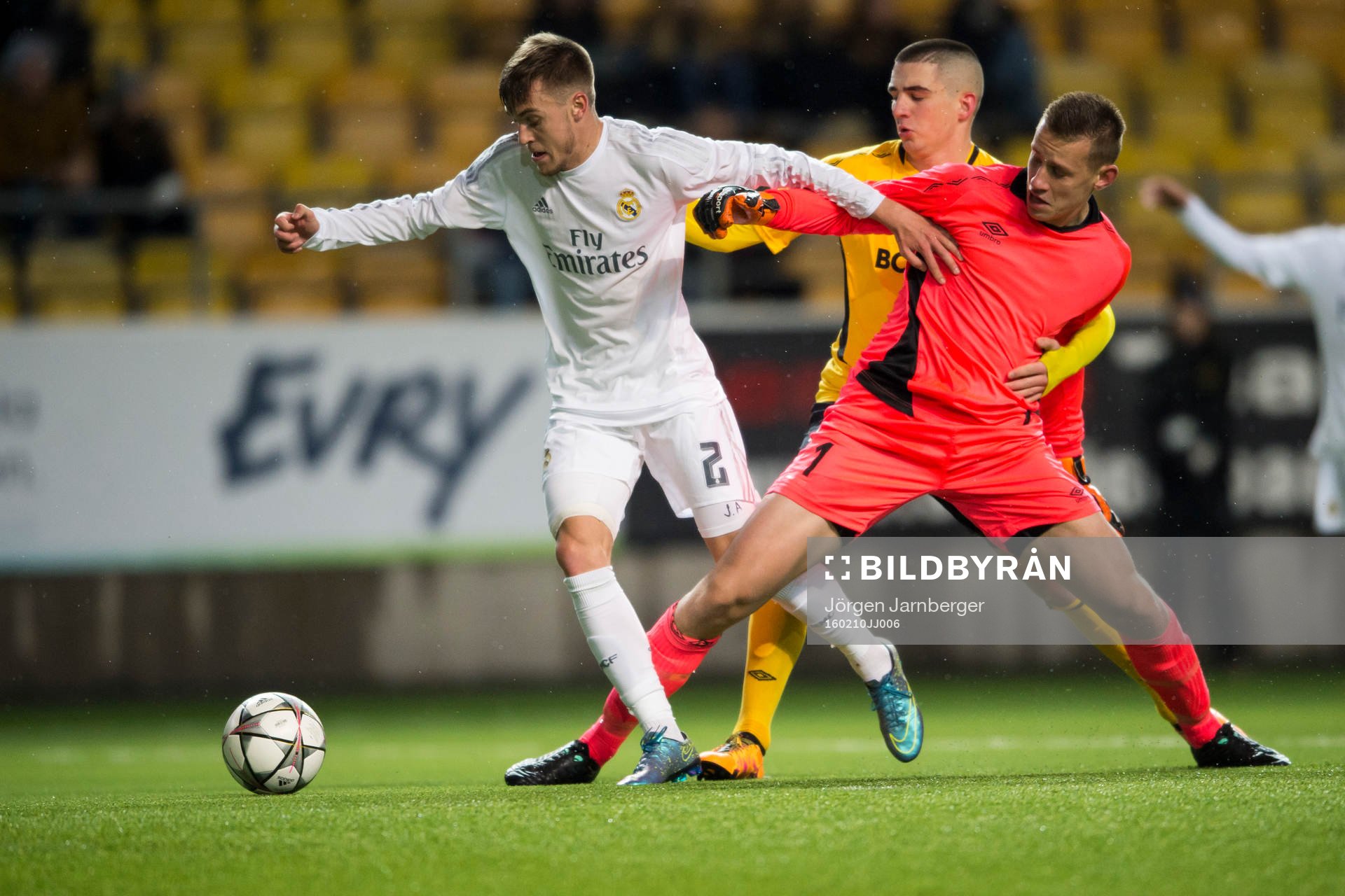 Real Madrids Daniel Fernandez tar sig förbi Elfsborgs