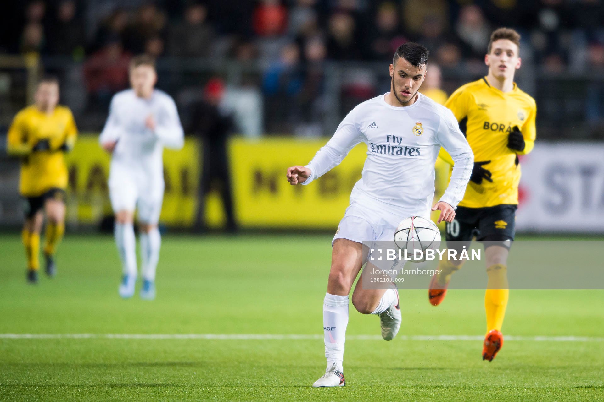 Real Madrids Alex Martín med Elfsborgs Arian Kabashi i