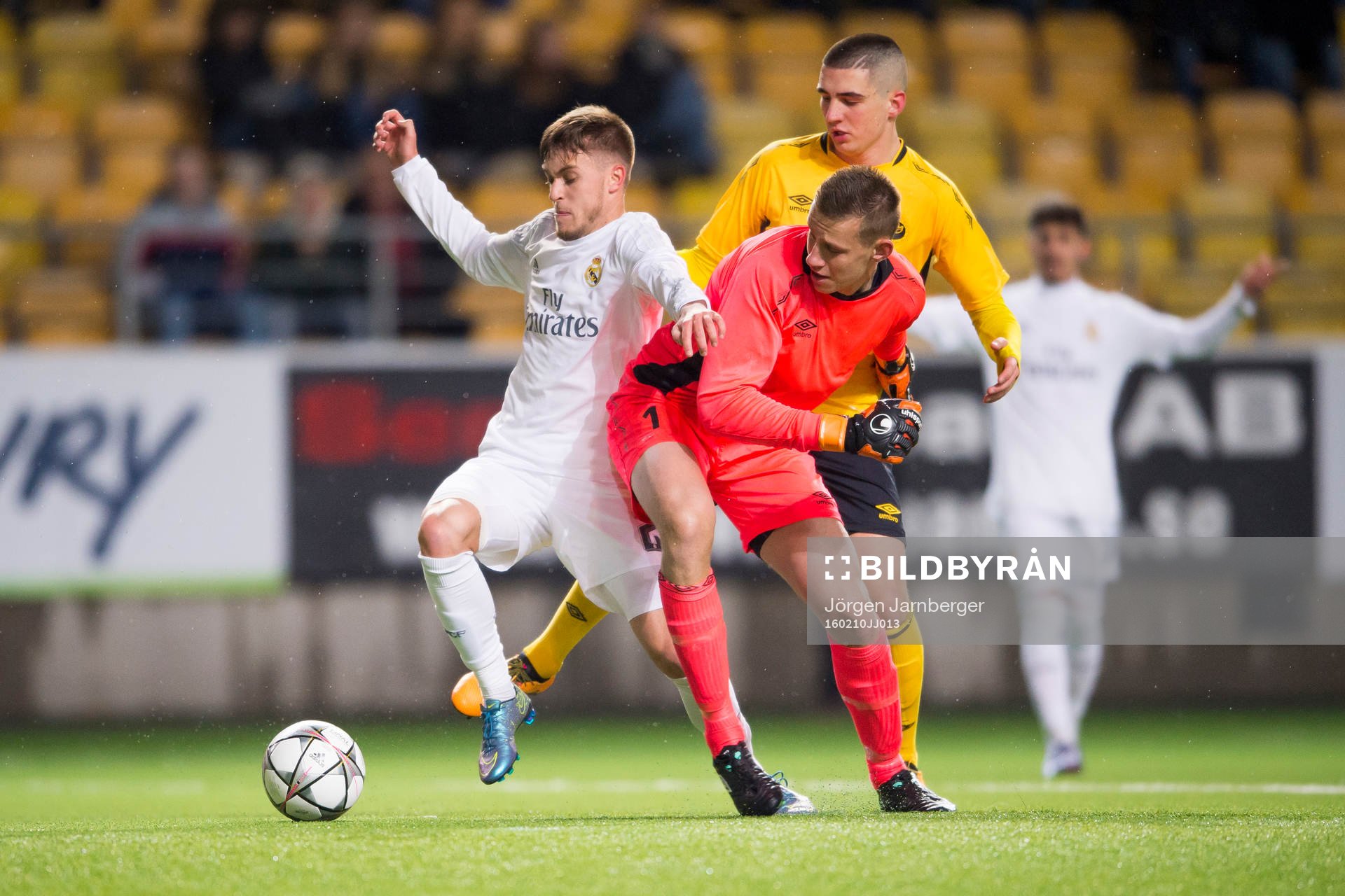 Real Madrids Daniel Fernandez tar sig förbi Elfsborgs