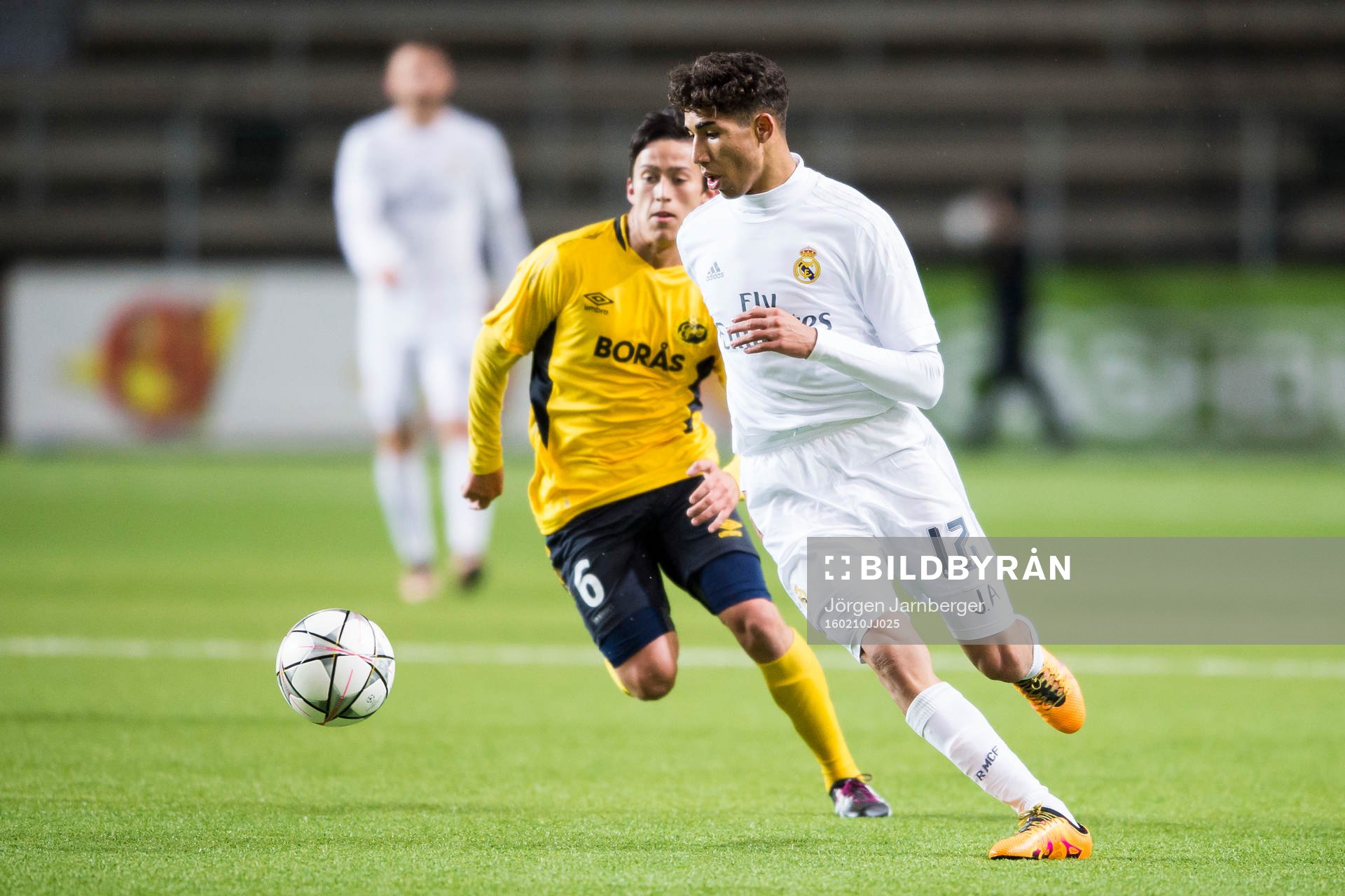 Real Madrids Achraf Hakimi med Elfsborgs Sebastian Loyola