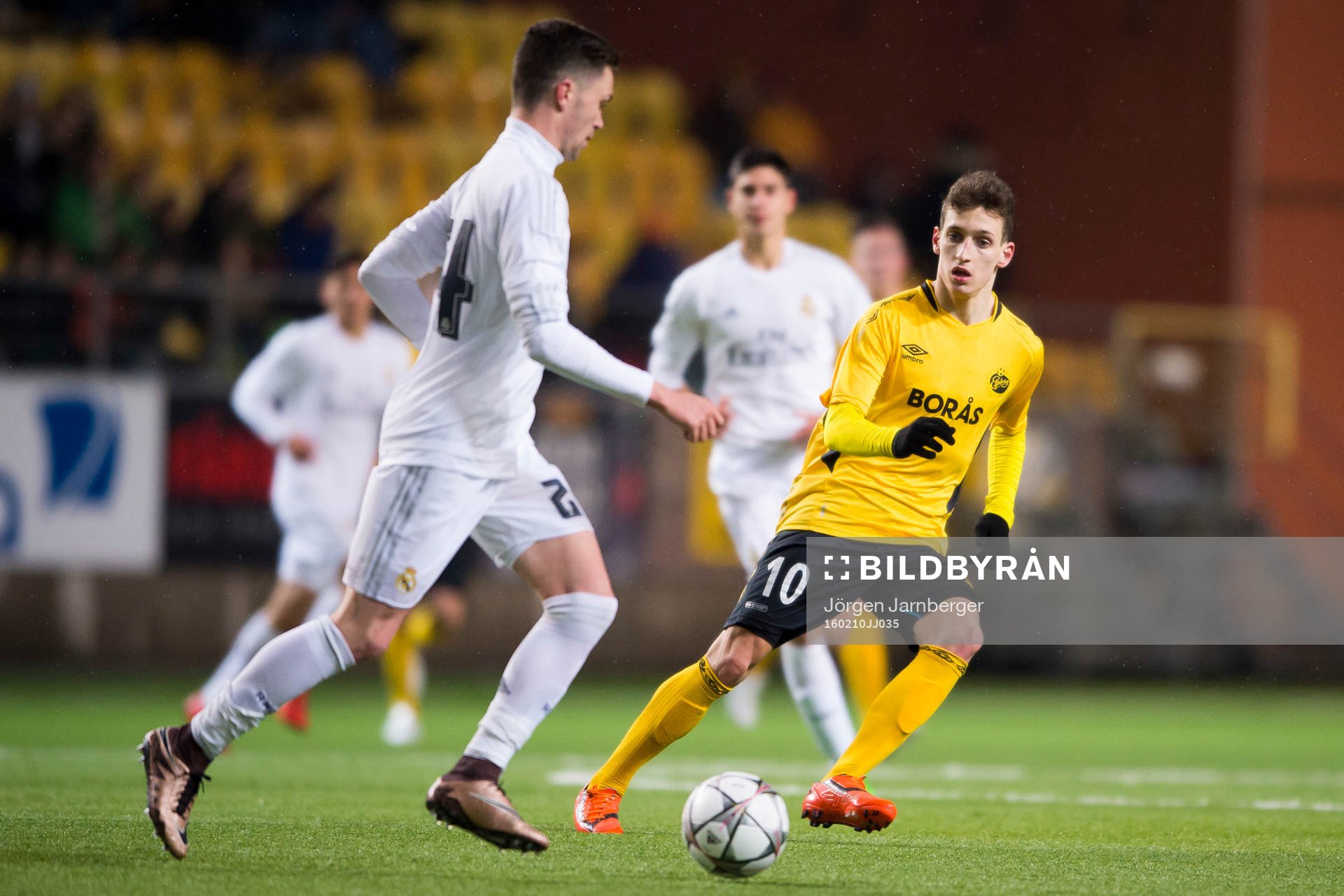 Elfsborgs Arian Kabashi och Real Madrids Manuel Hernando (i
