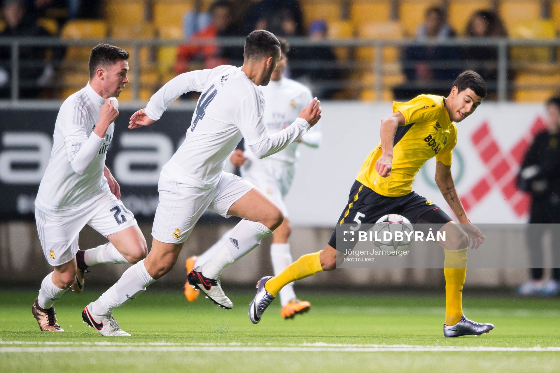 Elfsborgs Rami Kaib jagas av Real Madrids Alex Martín och
