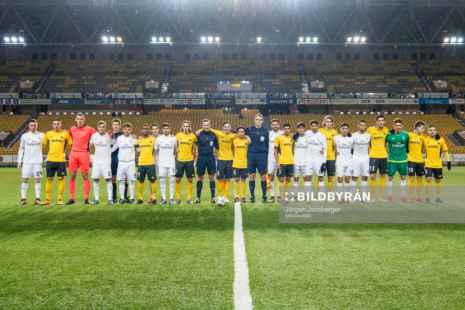 Spelare i Real Madrids och Elfsborgs ihop med domarna