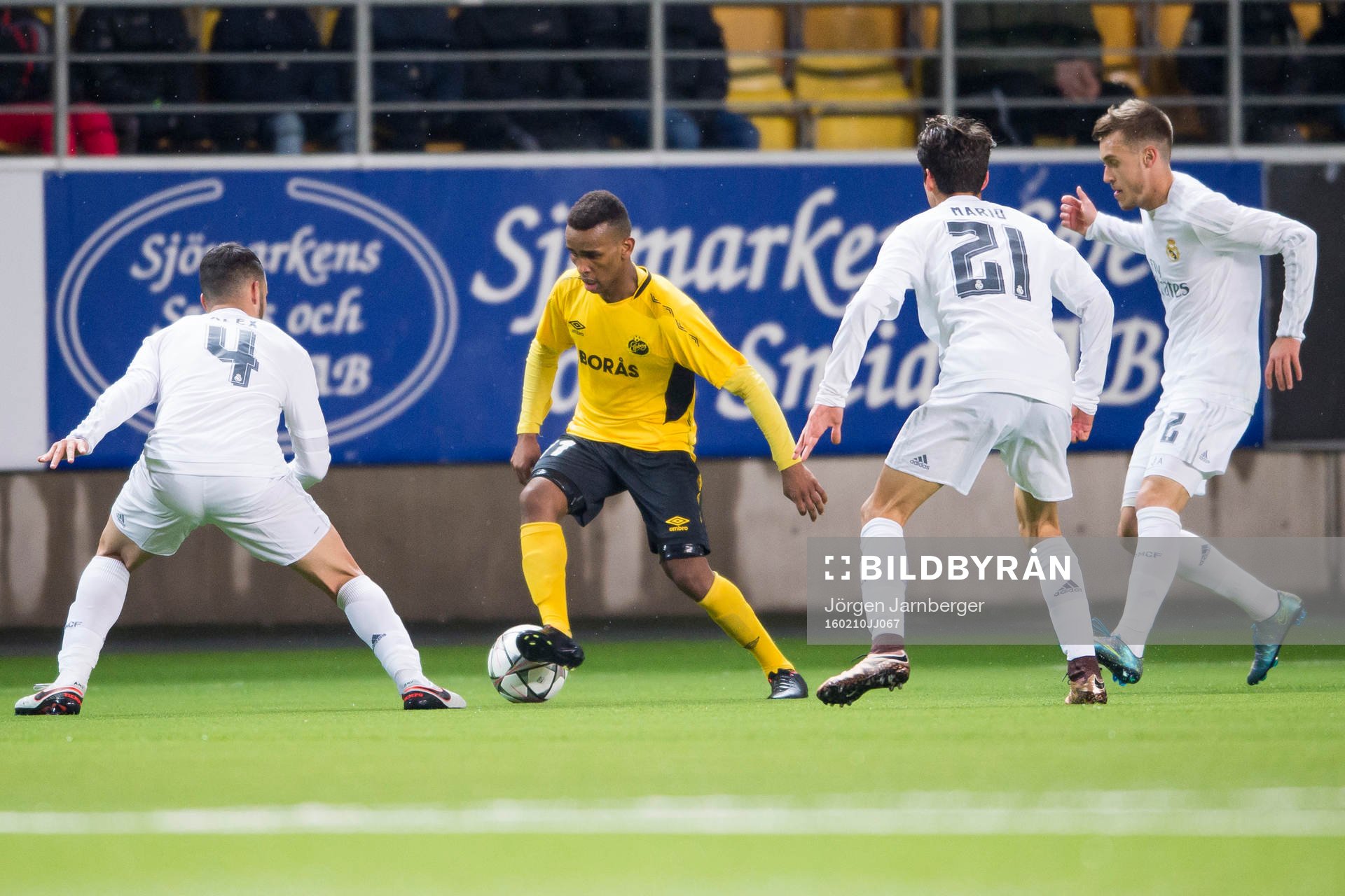 Elfsborgs Aydrus Hassan Ibrahim omringad av Real Madrids