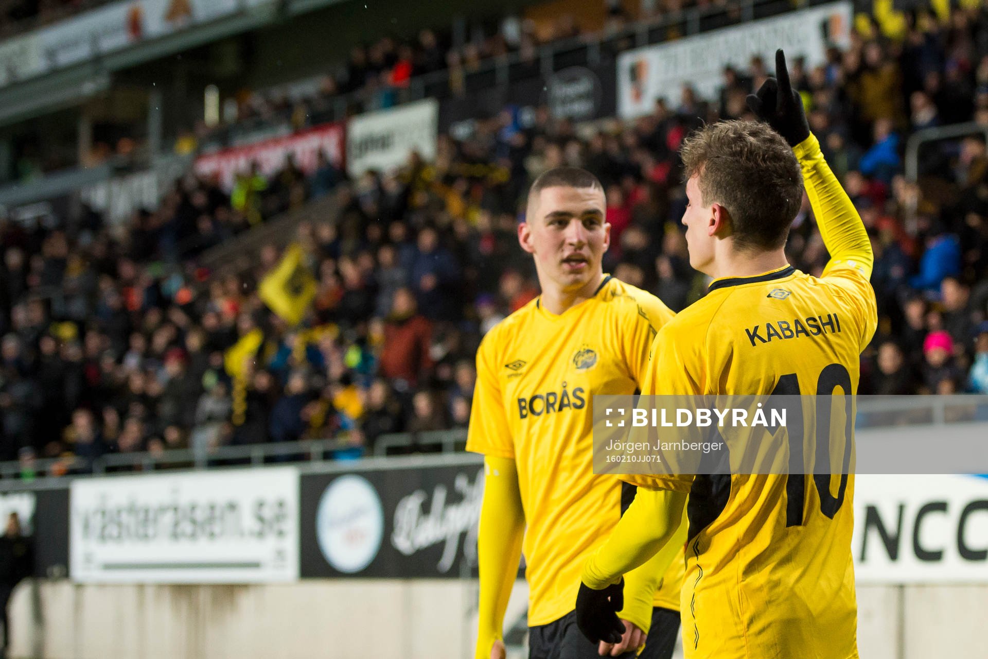 Elfsborgs Arian Kabashi (rygg mot kameran) jublar