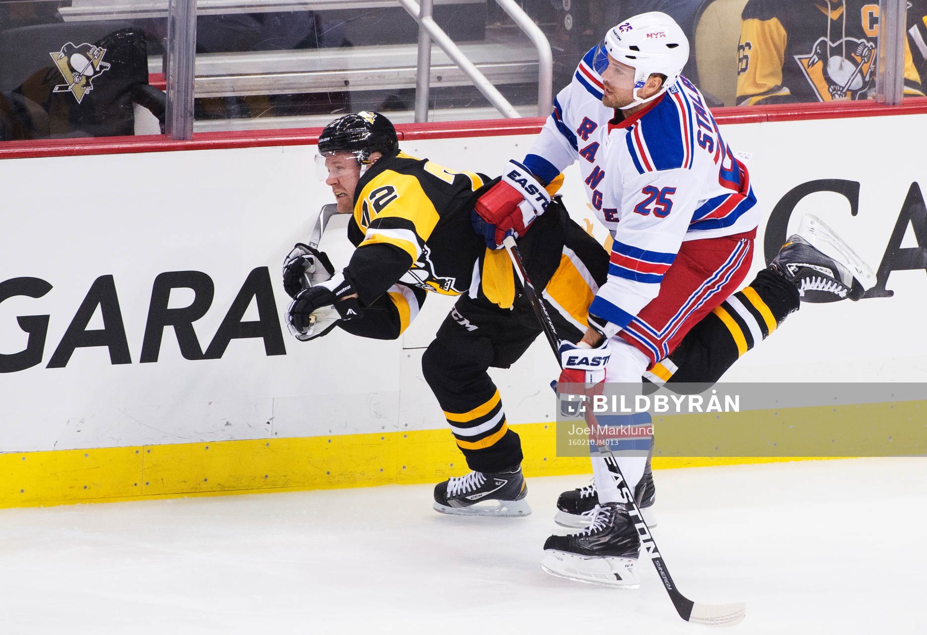 Pittsburghs Patric Hörnqvist tacklas av New Yorks Viktor