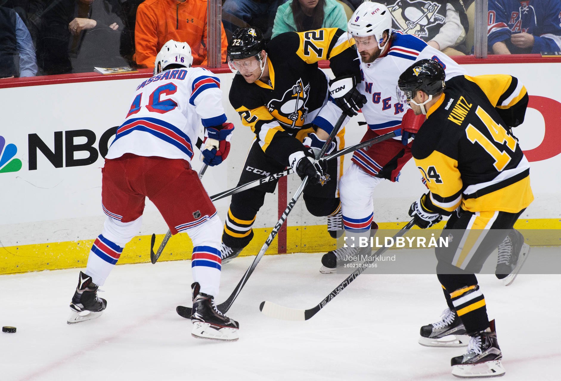 New Yorkes Derick Brassard och Kevin Klein utmanas av