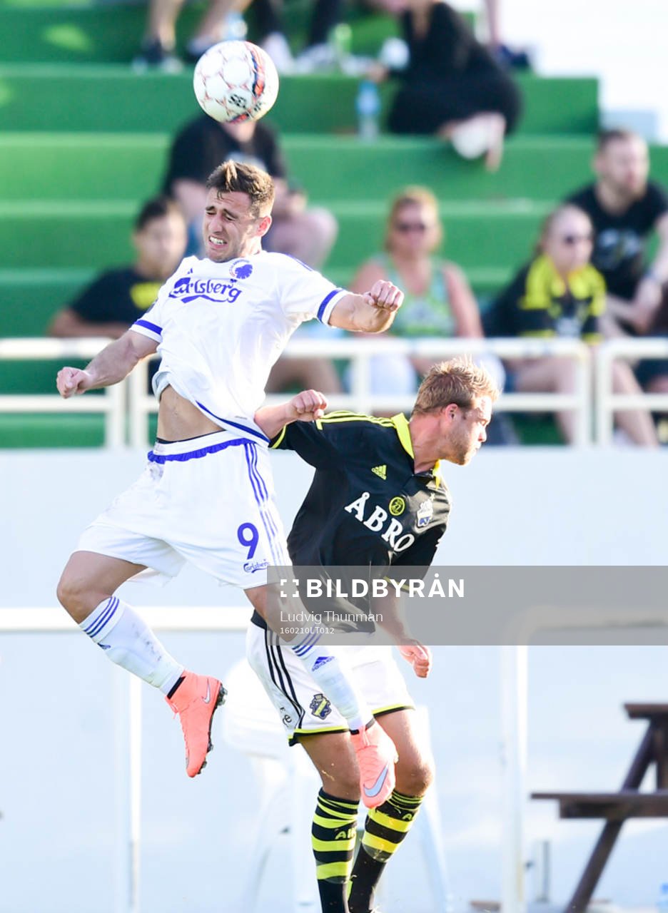 s Per Karlsson mot FCK:s Bashkim Kadrii