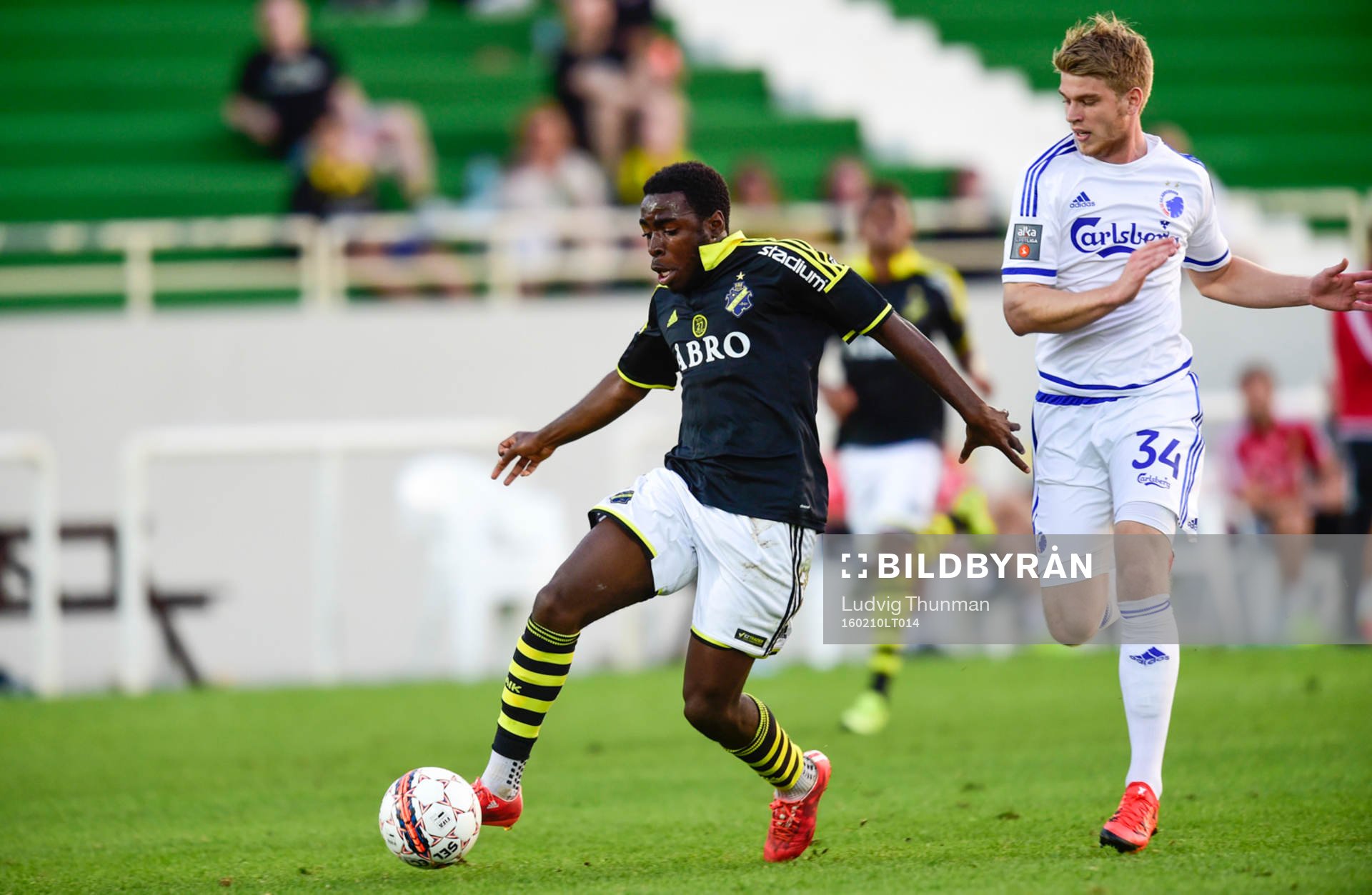 s Rickson Mansiamina mot FCK:s Marcus Mathisen