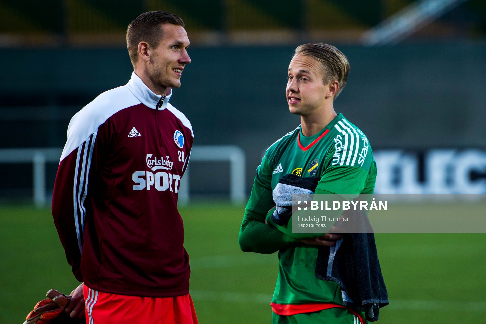 FC Köpenhamns målvakt Robin Olsen i samtal med AIK:s målvakt Patrik Carlgren efter fotbollsmatchen i Dubai International Cup mellan AIK och FC Köpenhamn den 10 februari 2016 i Dubai.