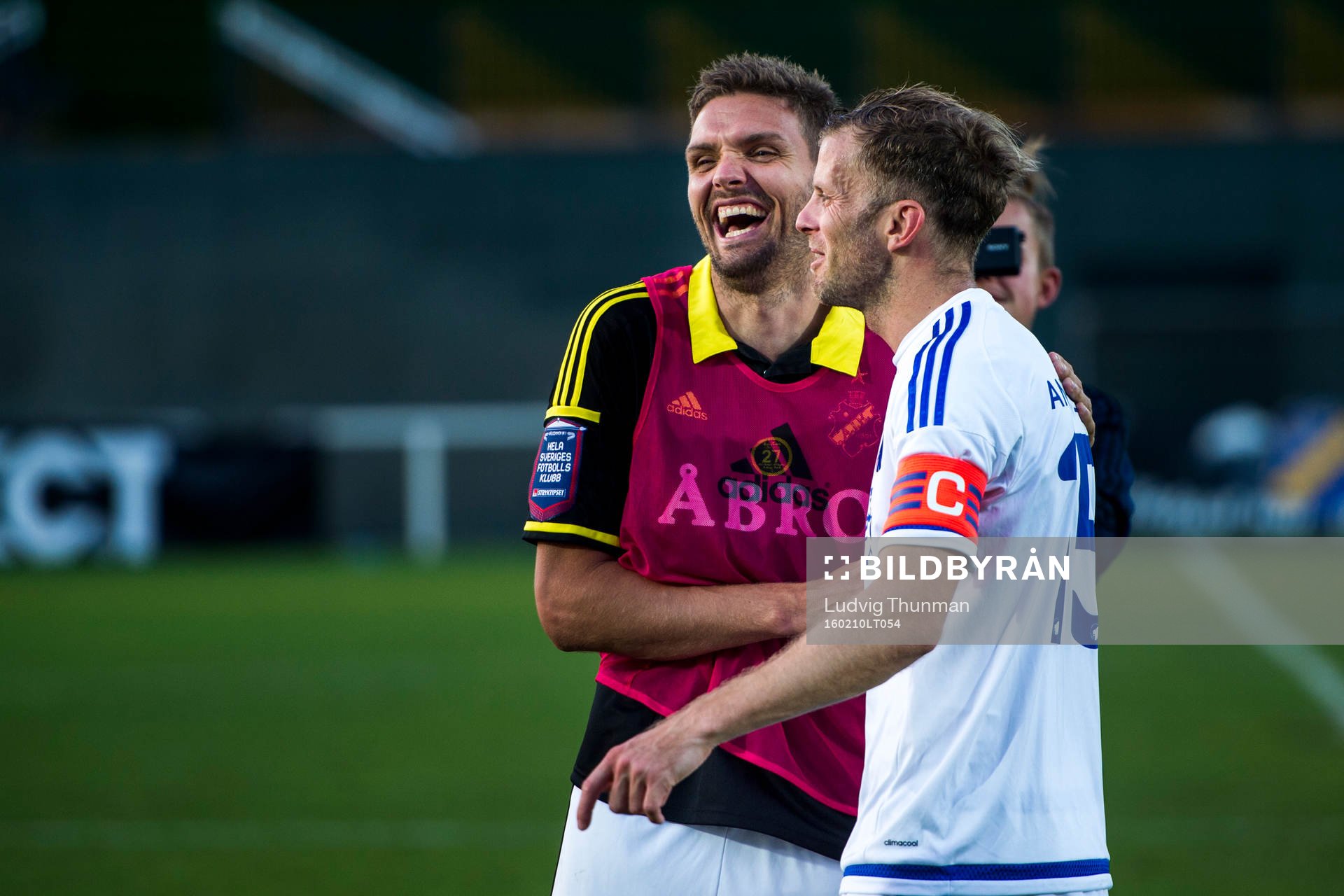 s Jos Hooiveld och FC Köpenhamns Mikael Antonsson pratar