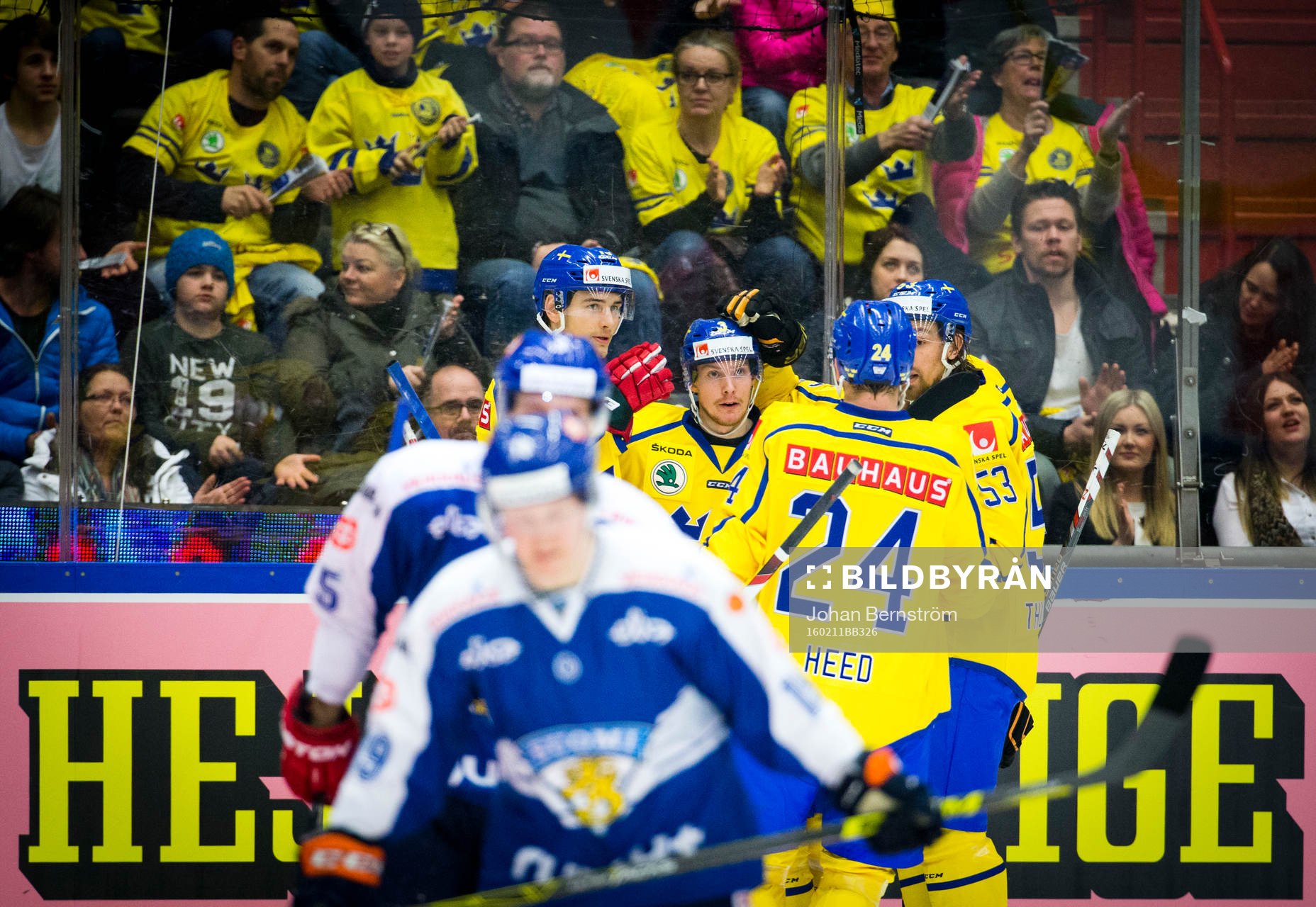 Sveriges Niclas Burström gör 2-0 och jublar med Johan