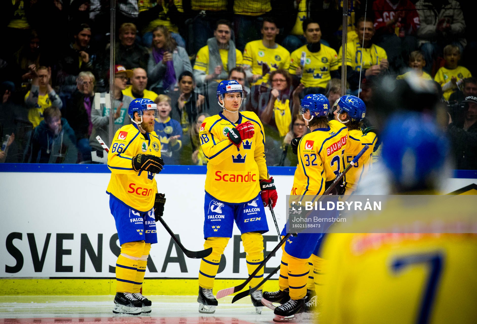 Sveriges Johan Sundström gör 3-0 och jublar med Linus