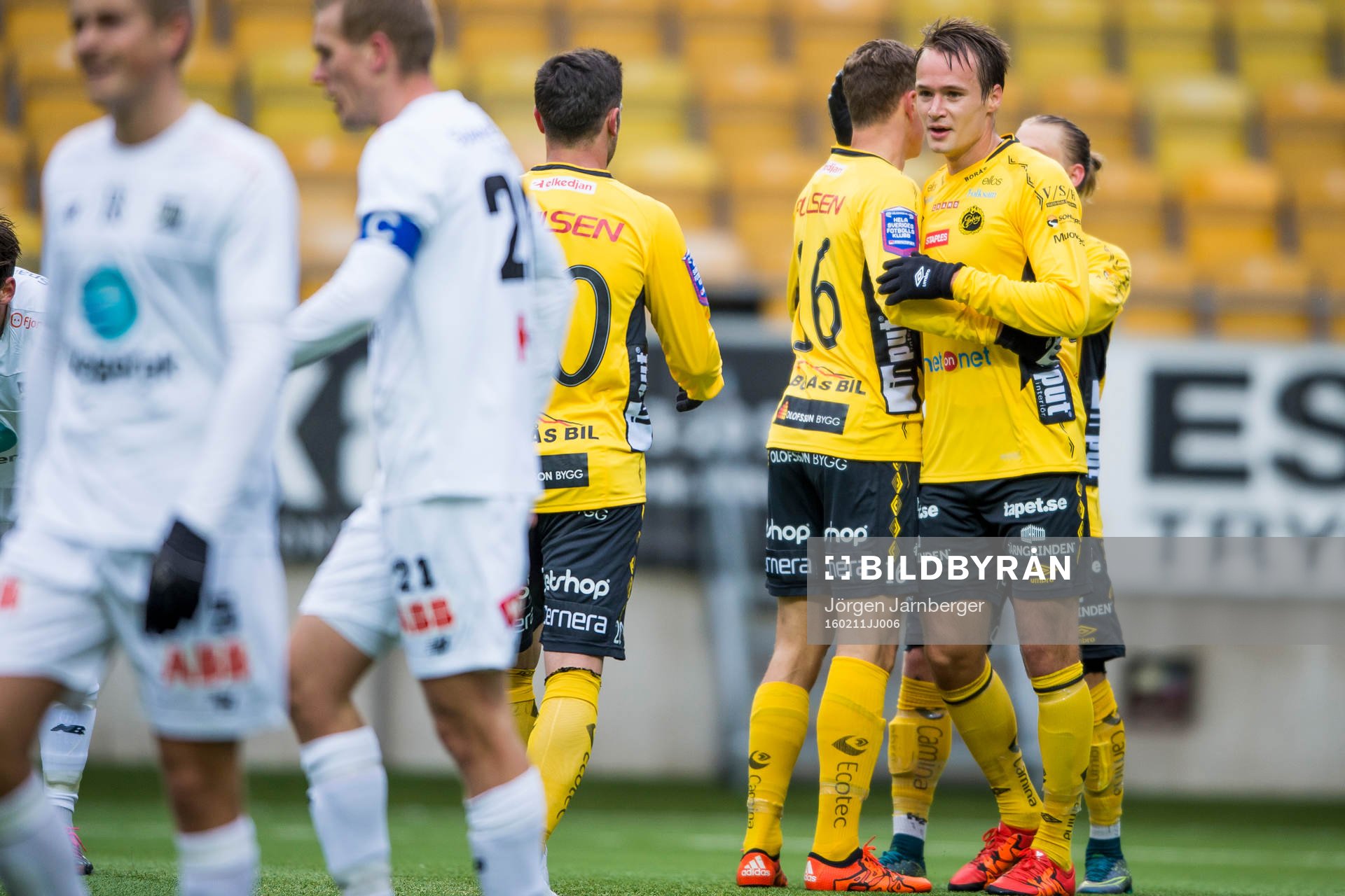 Elfsborgs Viktor Prodell kramas om