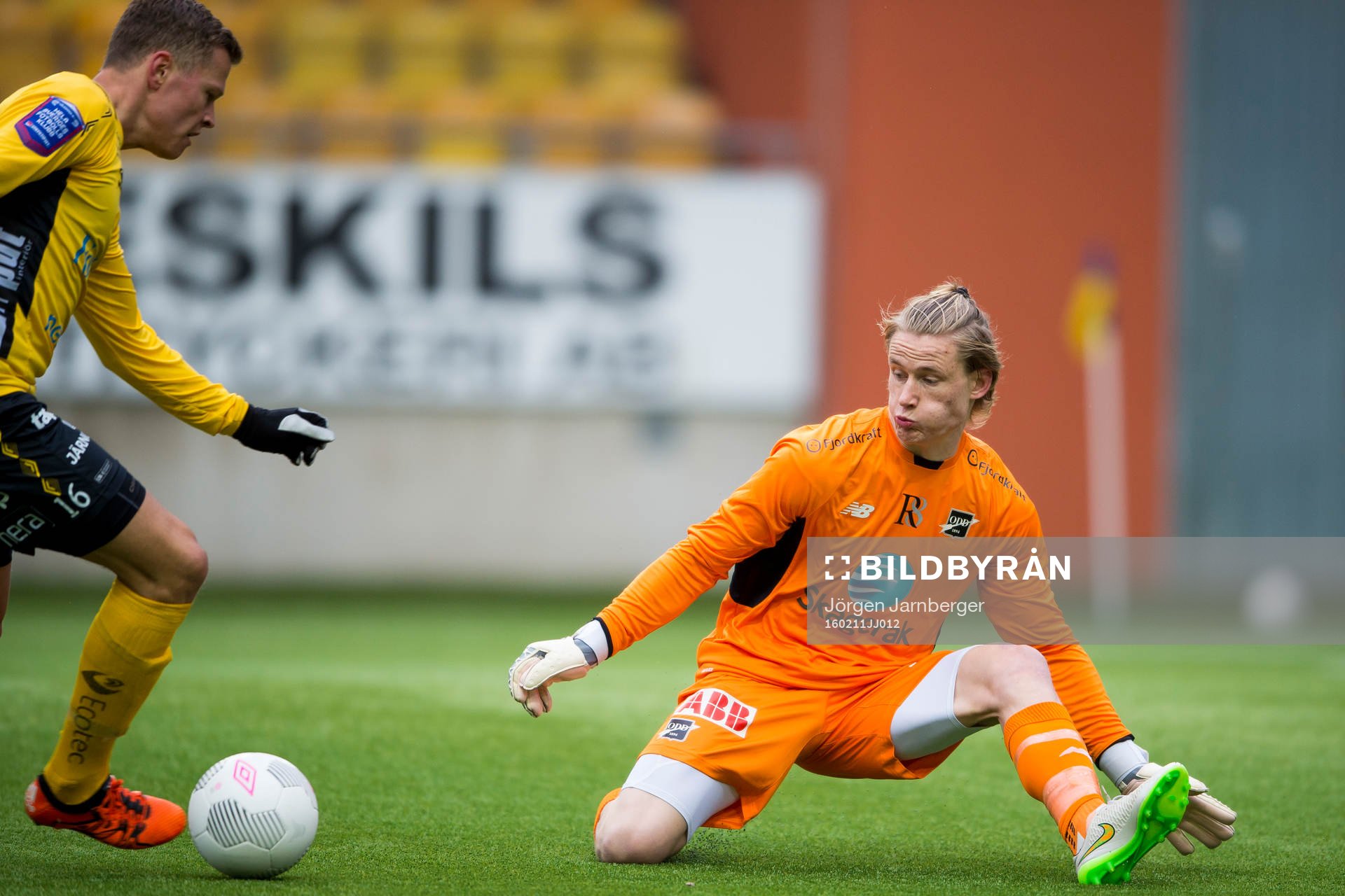 Odds målvakt Sondre Rossbach täcker anfall från