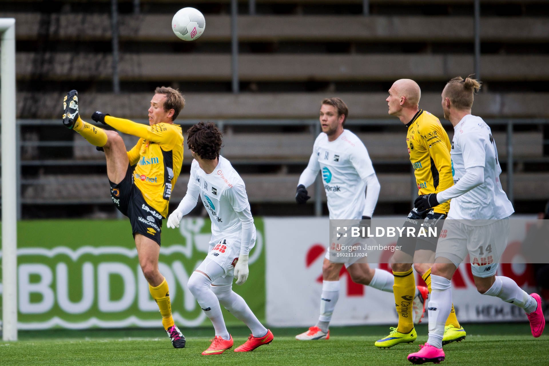Elfsborgs Anders Randrup rensar undan bollen i eget