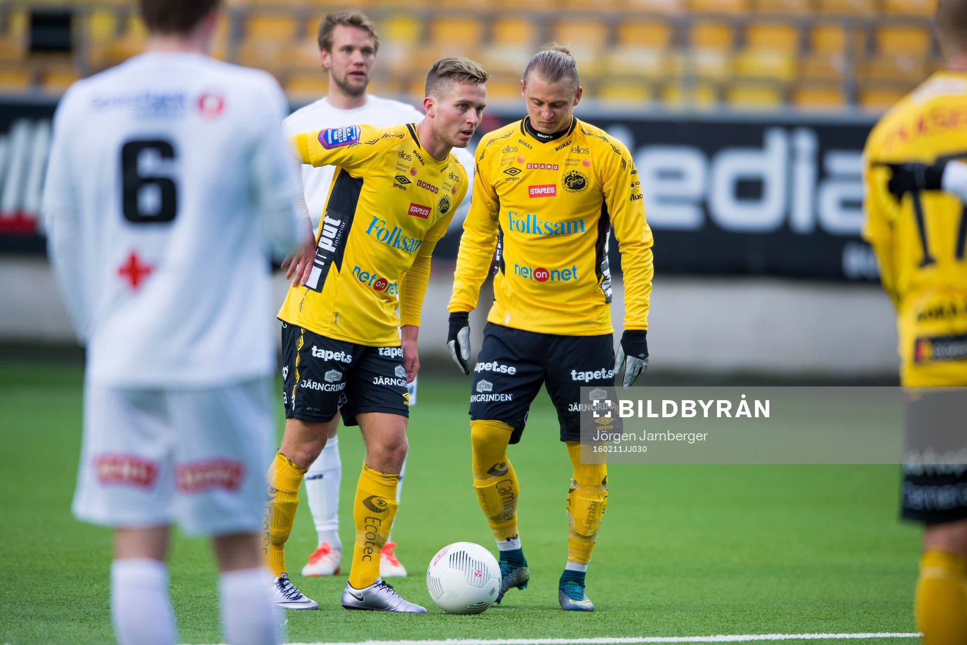Elfsborgs Adam Lundqvist och Simon Hedlund diskuterar vid