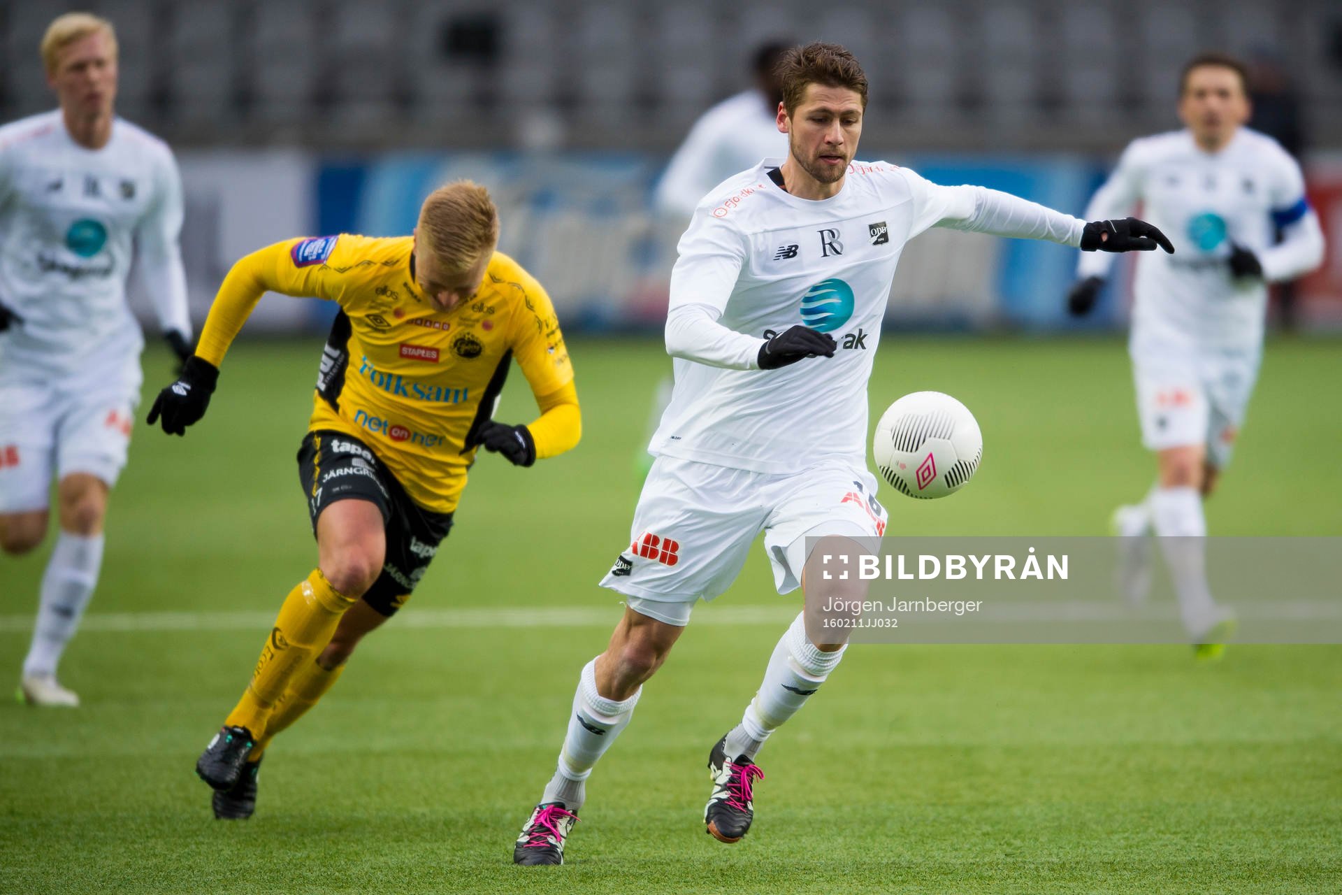 Odds Fredrik Semb med Elfsborgs Viktor Claesson i bakgrunden