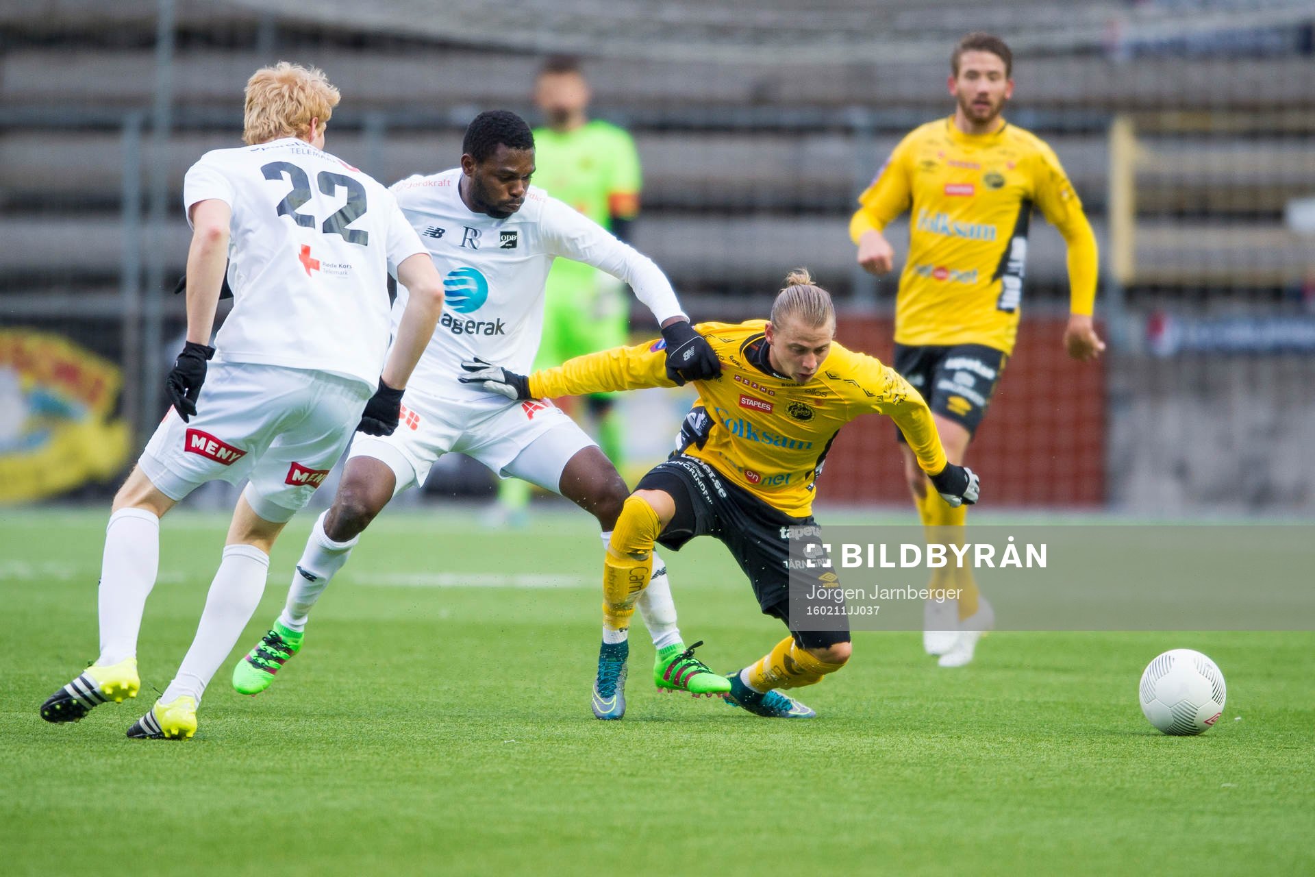 Kamp mellan Elfsborgs Simon Hedlund och Odds Chukukama