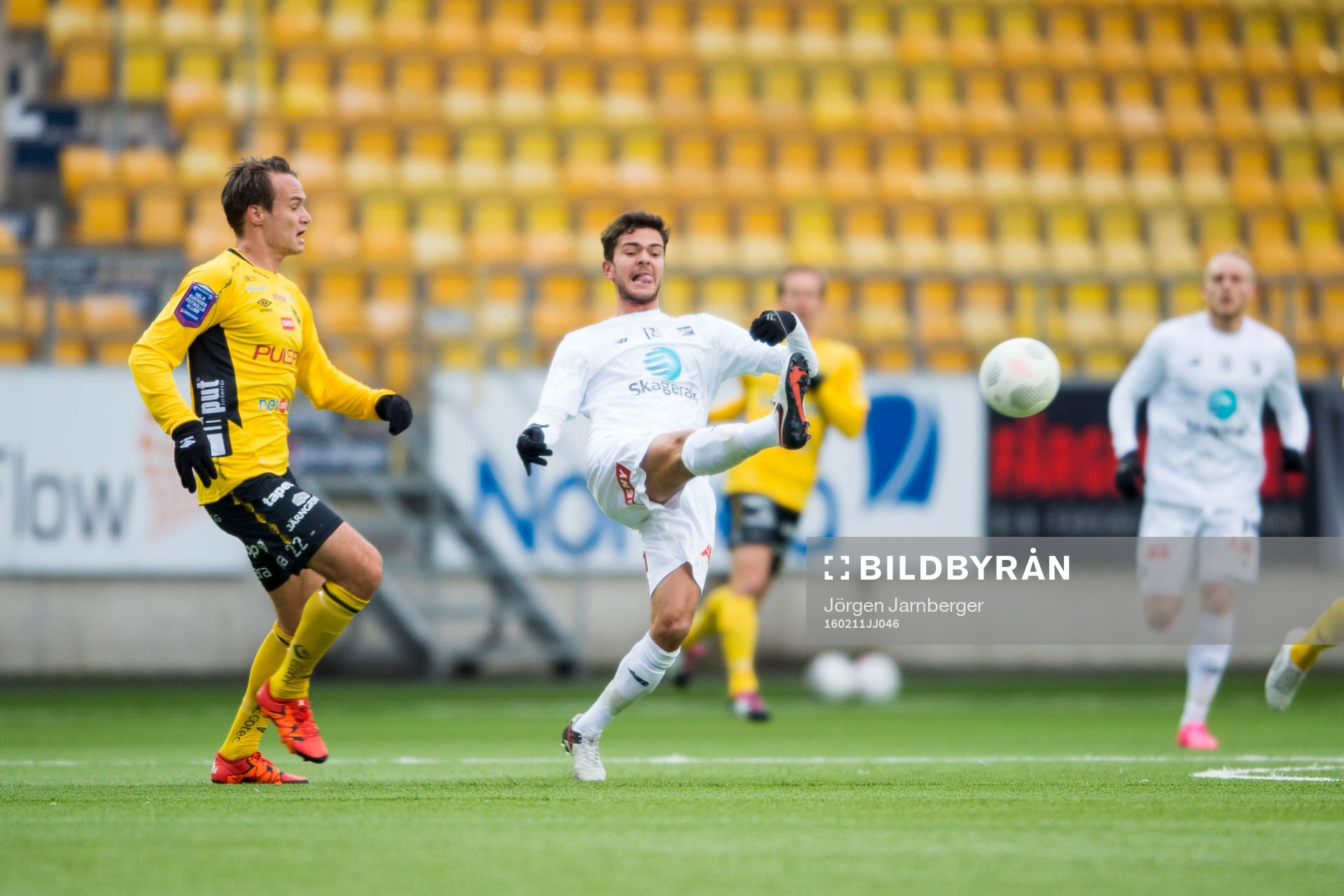 Odds Fredrik Jensen skjuter bort bollen framför Elfsborgs