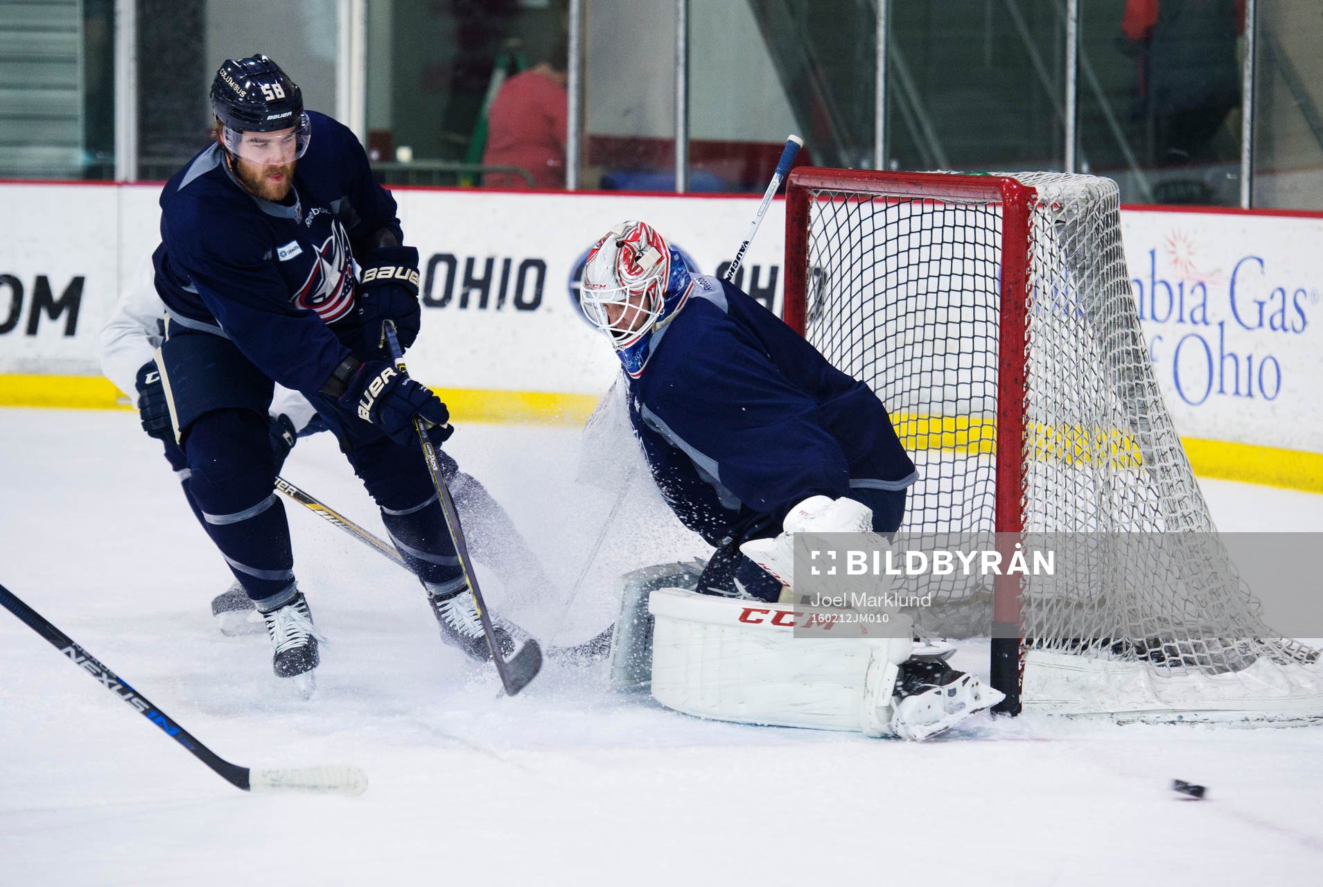 David Savard utmanar målvakten Anton Forsberg