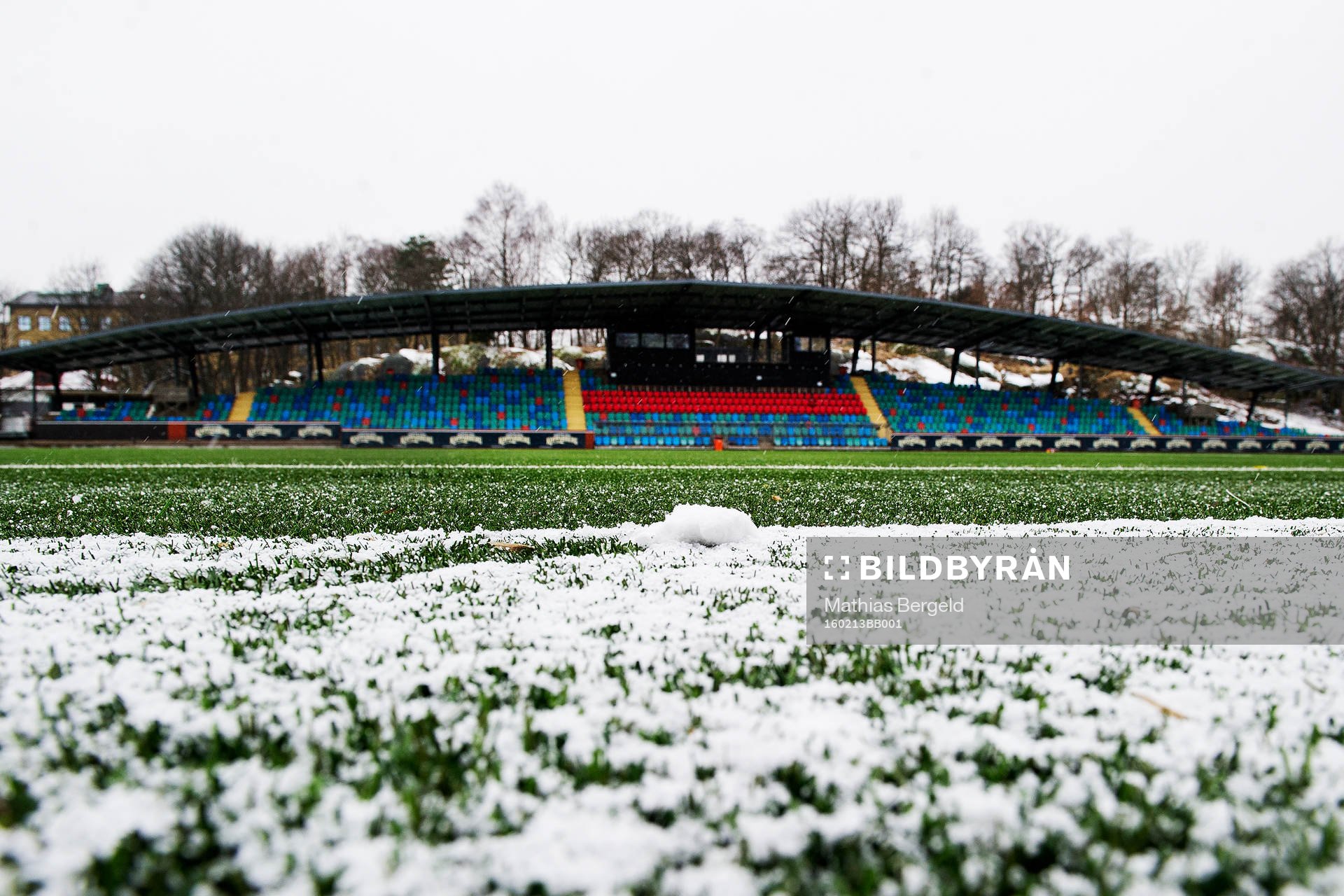 snö vid sidan av planen på Valhalla IP