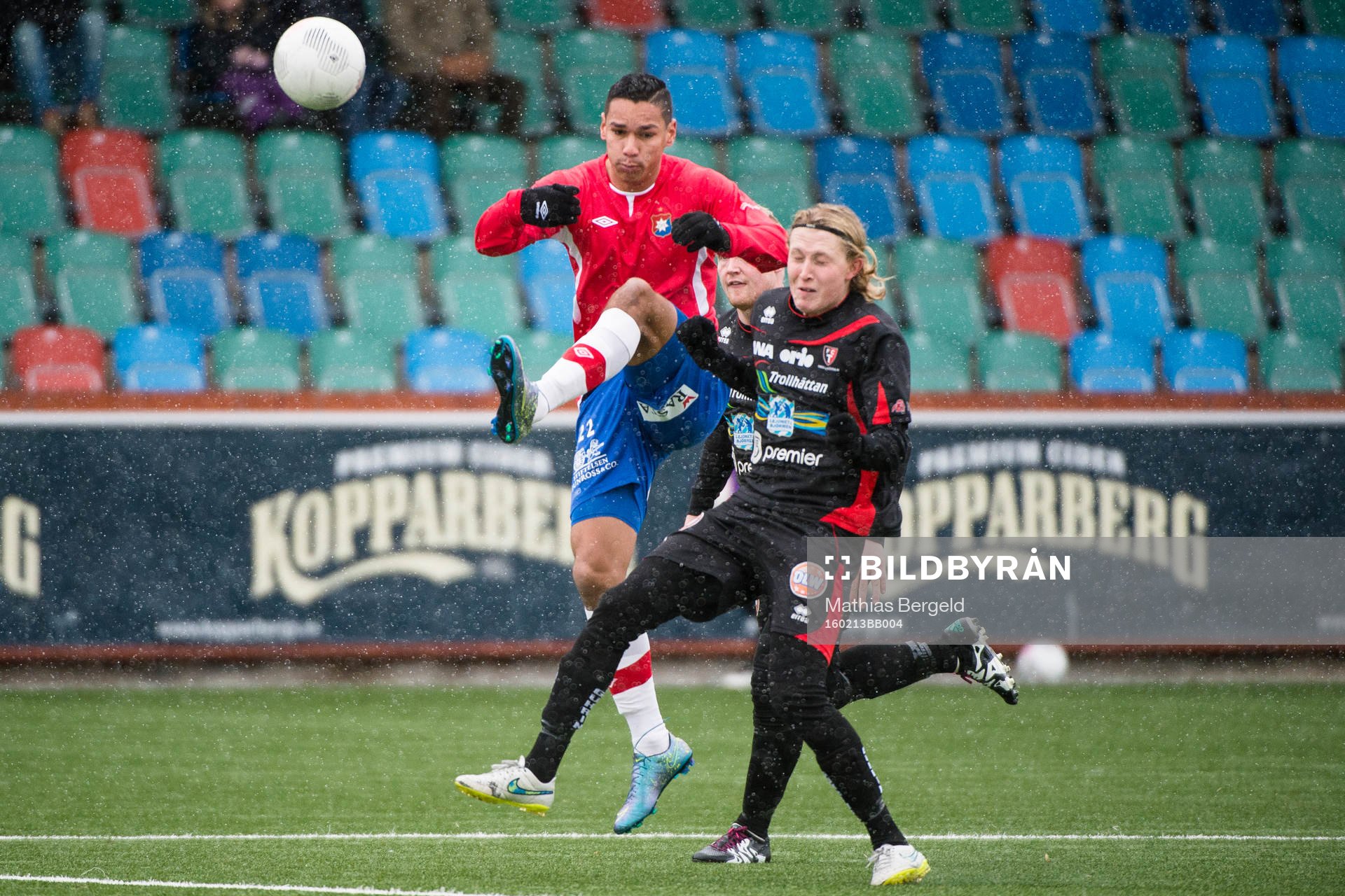 Örgrytes Chris Cortez i kamp om bollen med Trollhättans