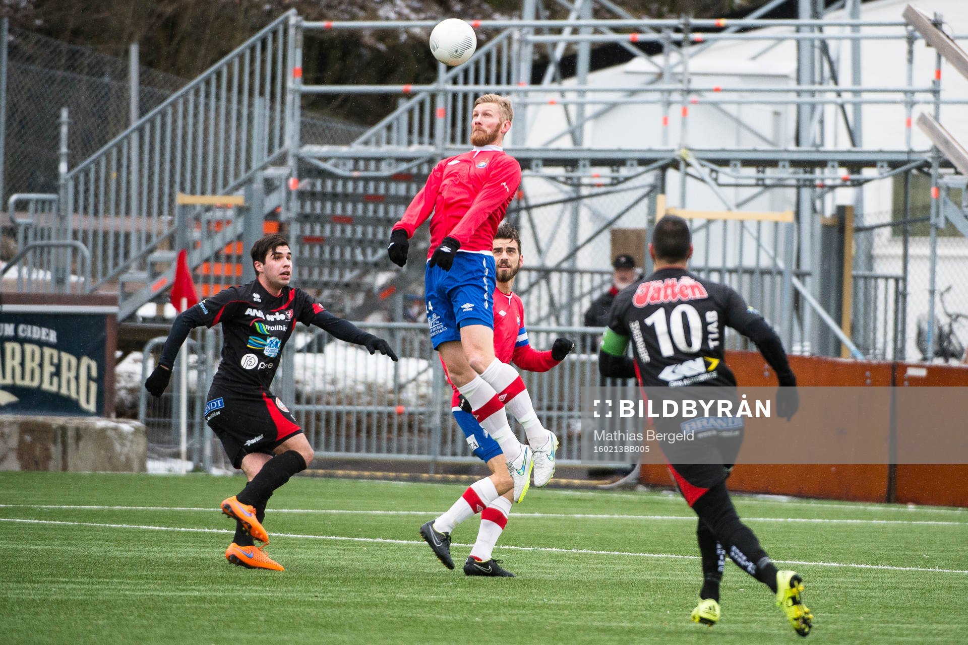 Örgrytes Fredrik Björk  nickar bollen framför