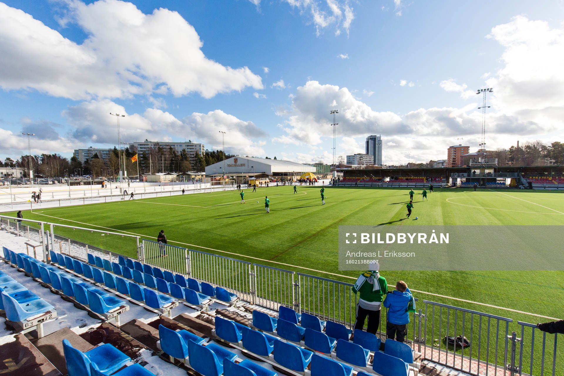 Hammarbys spelare värmer upp på Tyresövallen
