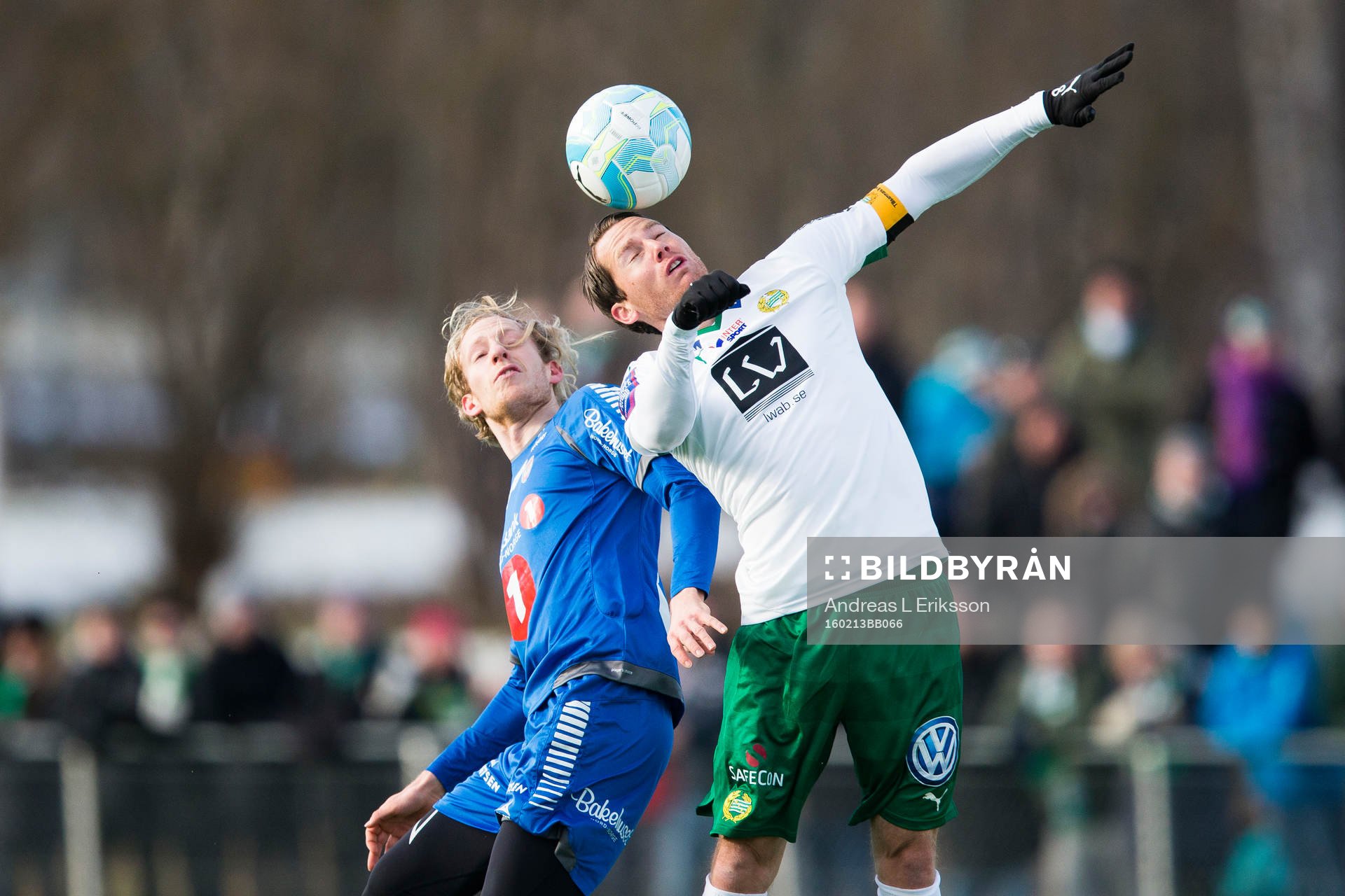 Trosöms Gjermund Åsen i en nickduell med Hammarbys Johan