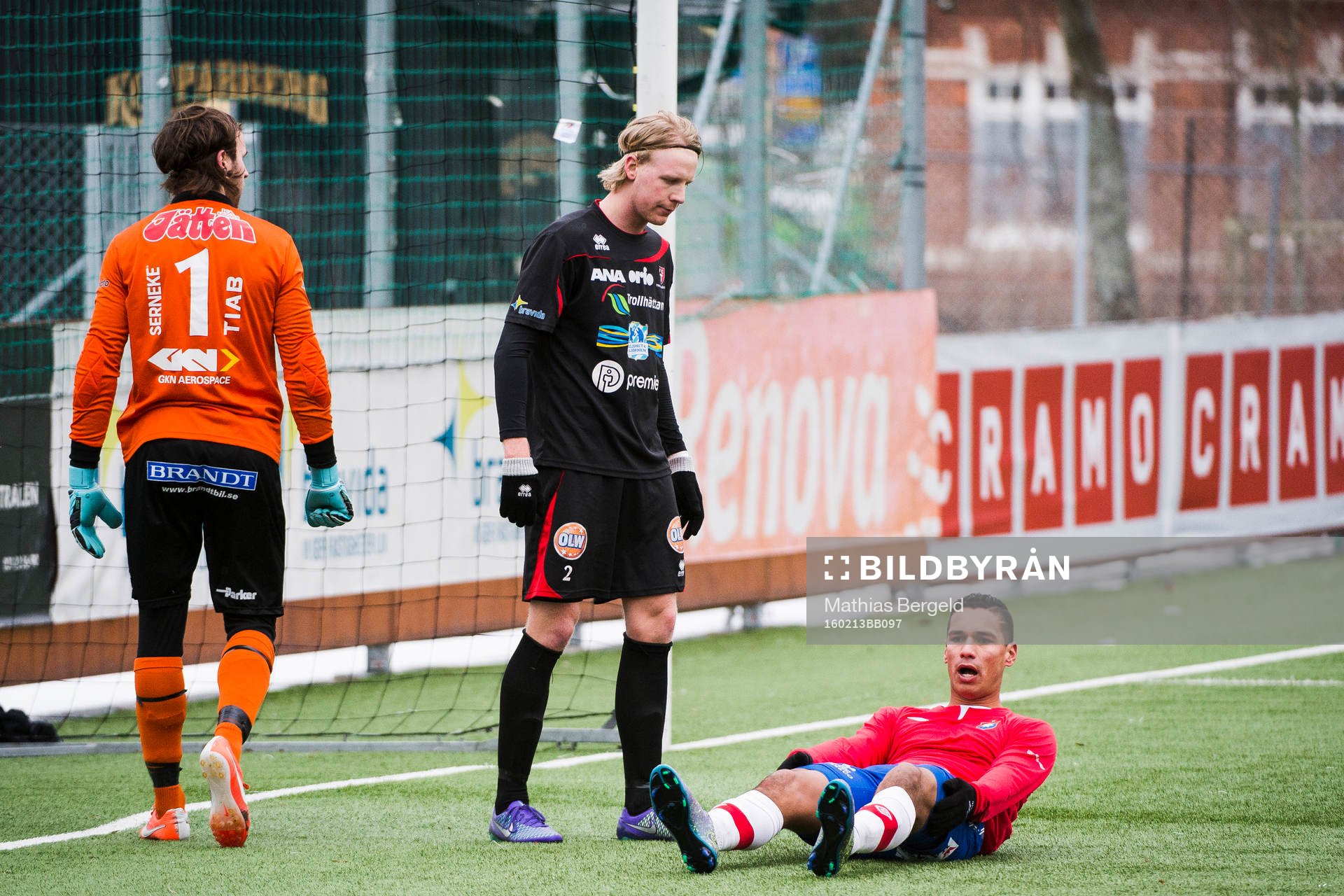 Örgrytes Chris Cortez reagerar, framför Trollhättans Markus Mäkinen och Fredrik Sundström  efter en missad målchans under en träningsmatch i fotboll mellan Örgryte och Trollhättan den 13 februari 2016 i Göteborg.