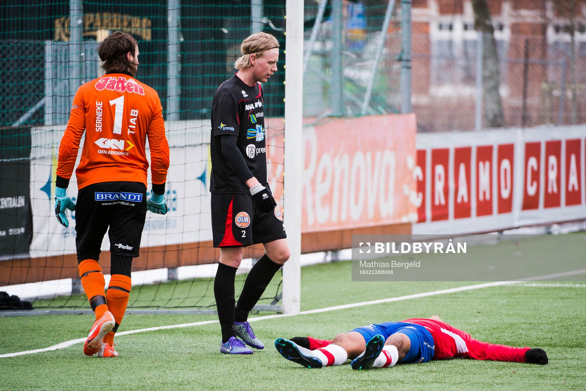 Örgrytes Chris Cortez reagerar, framför Trollhättans