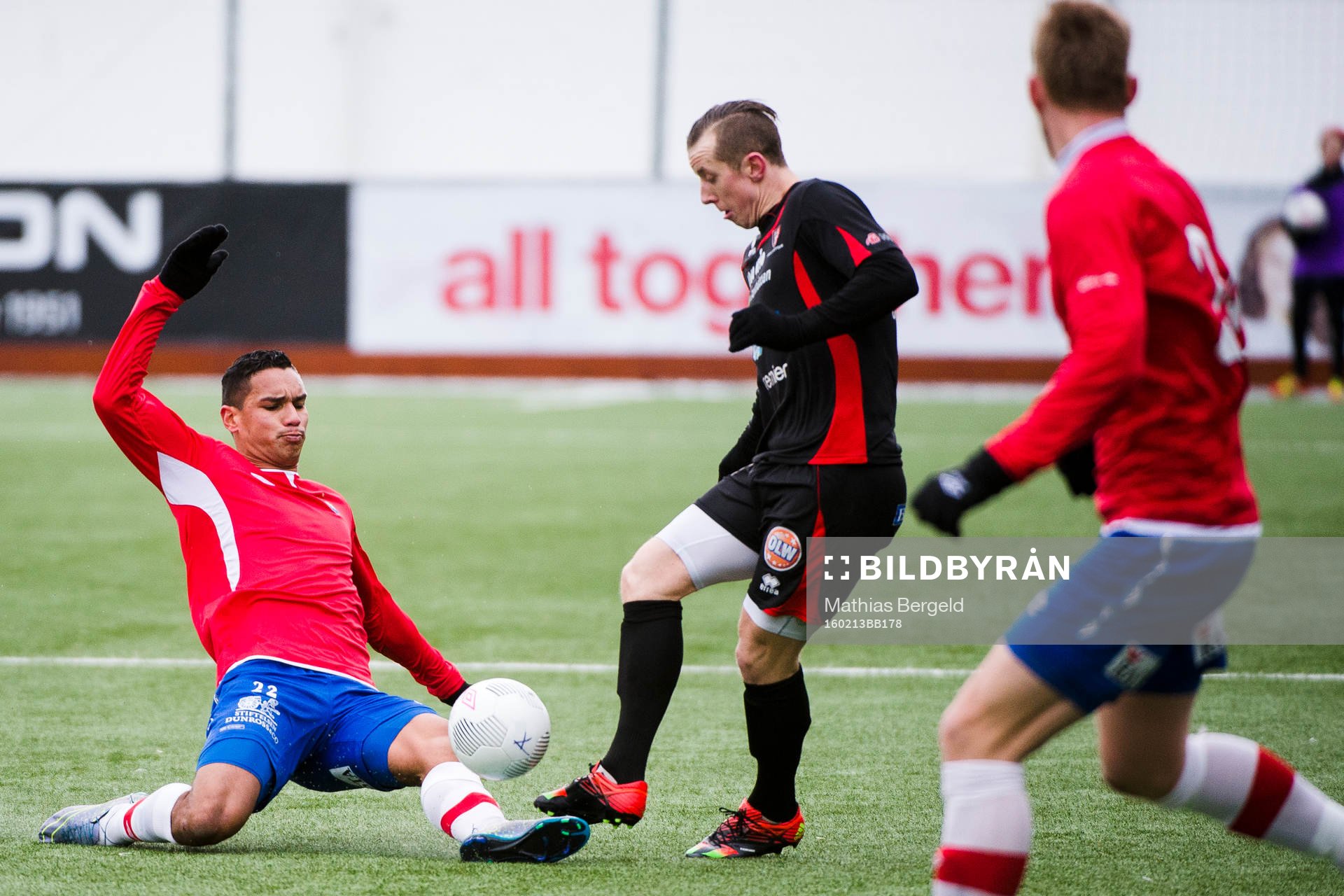 Örgrytes Chris Cortez glidtacklar mot Trollhättans Robert