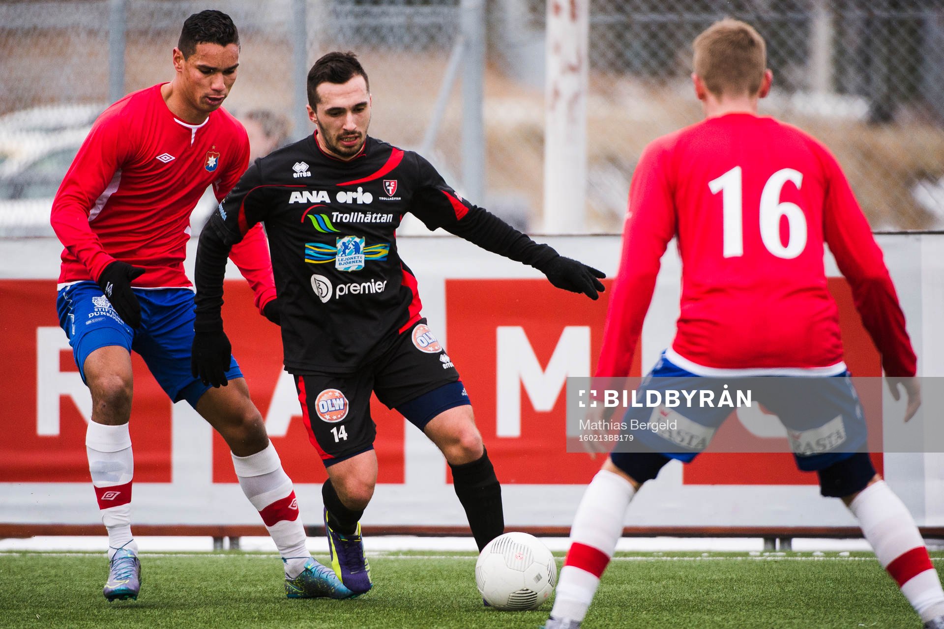 Trollhättans Anton Beqiri och Örgrytes Chris Cortez och
