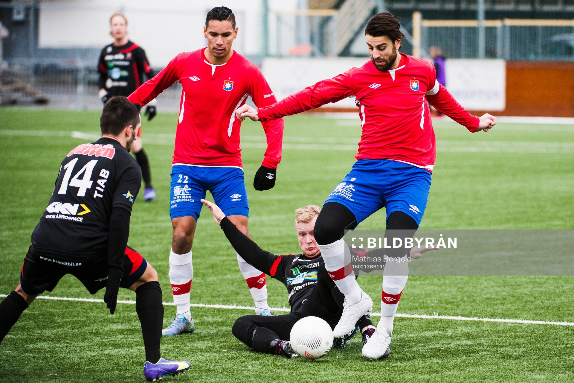 Trollhättans Jonathan Gustafsson glidtacklar mot Örgrytes