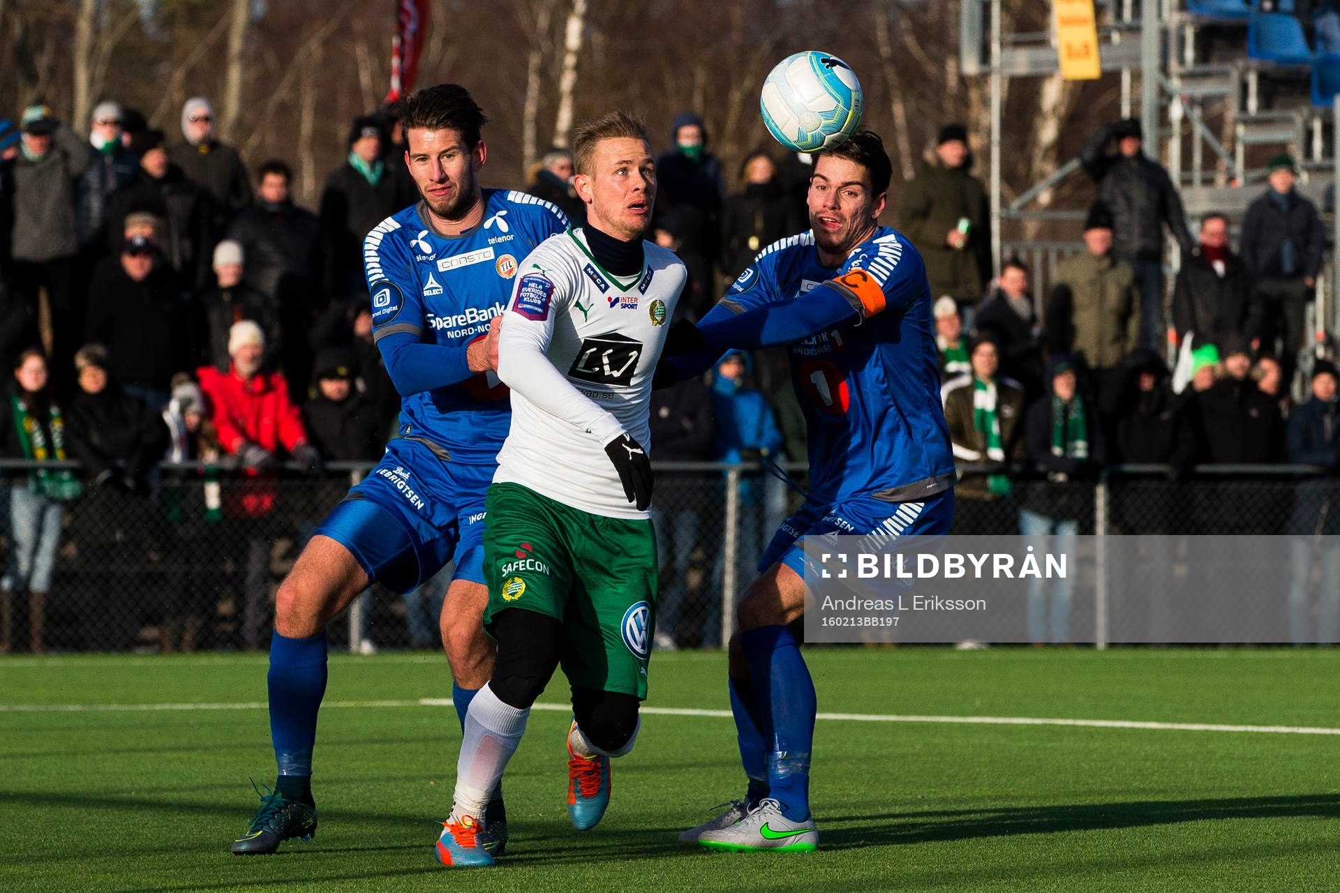 Hammarbys Erik Israelsson (m) i kamp om bollen med Tromös