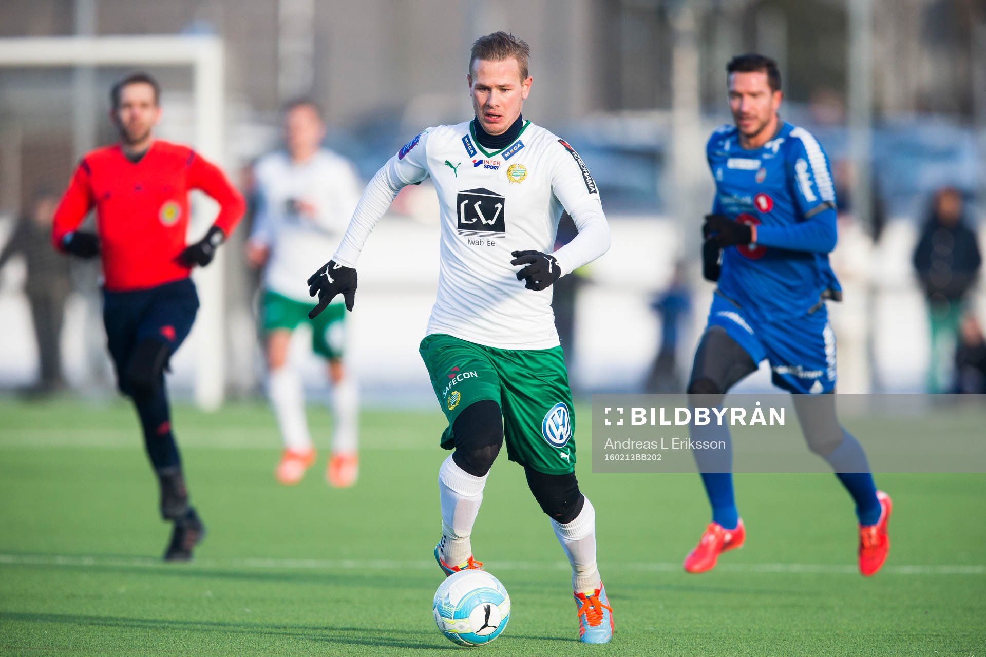 Hammarbys Erik Israelsson med bollen