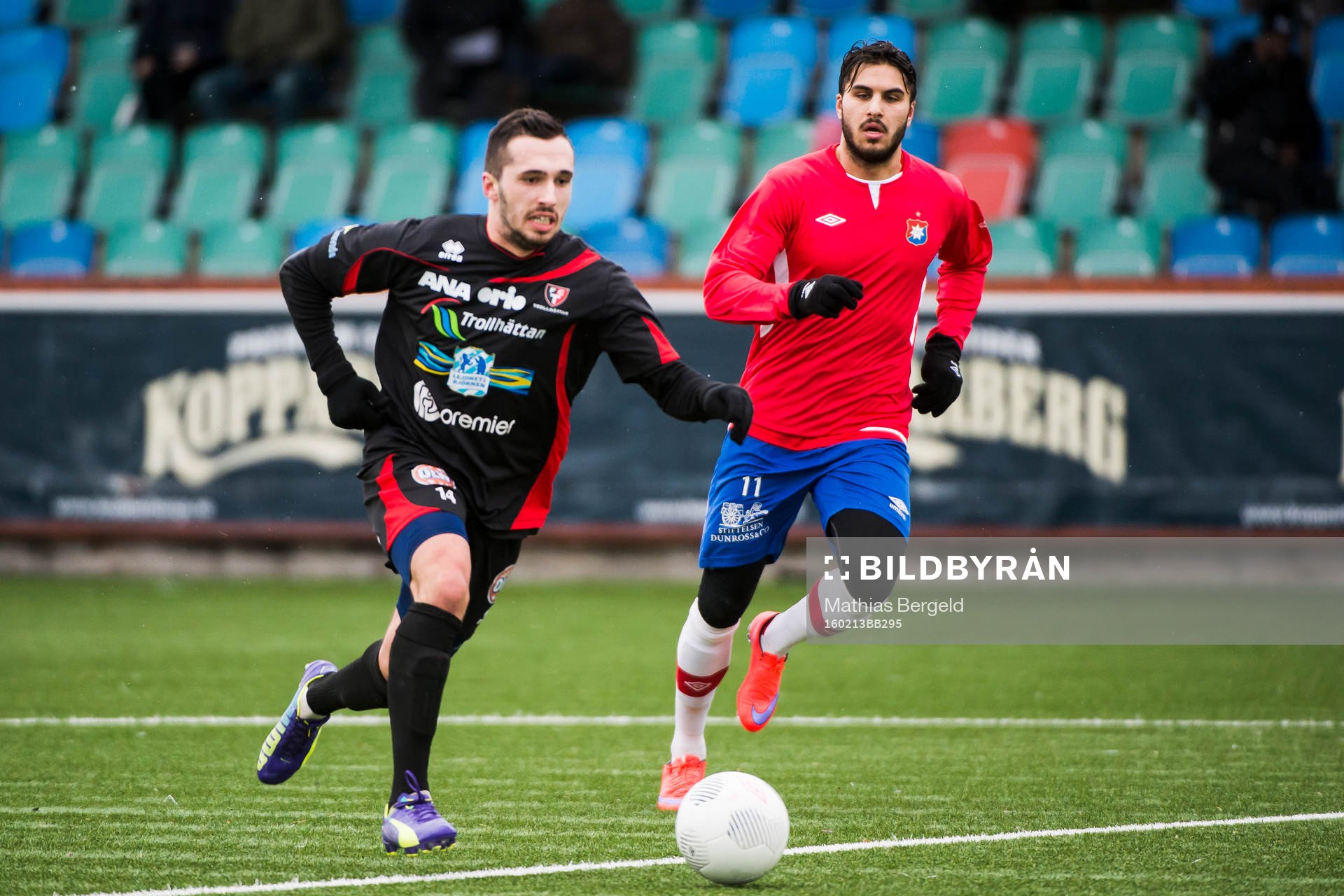 Trollhättans Anton Beqiri driver bollen framåt och jagas
