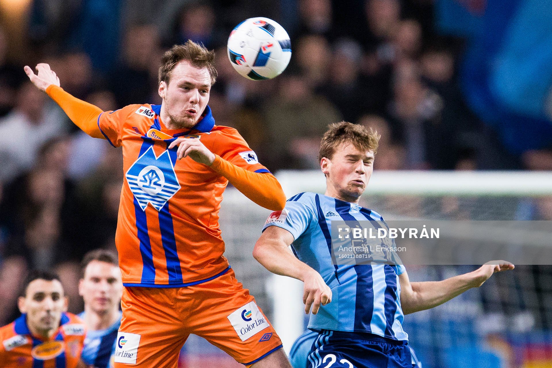 Ålesunds Aron Elis Thrapdarson i en nickduell med med