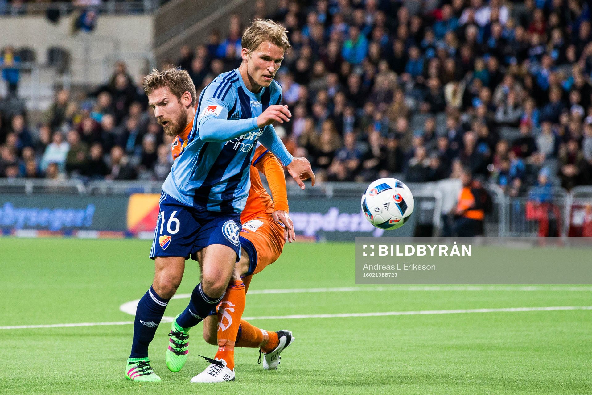 Djurgårdens Sebastian Andersson går förbi Ålesunds