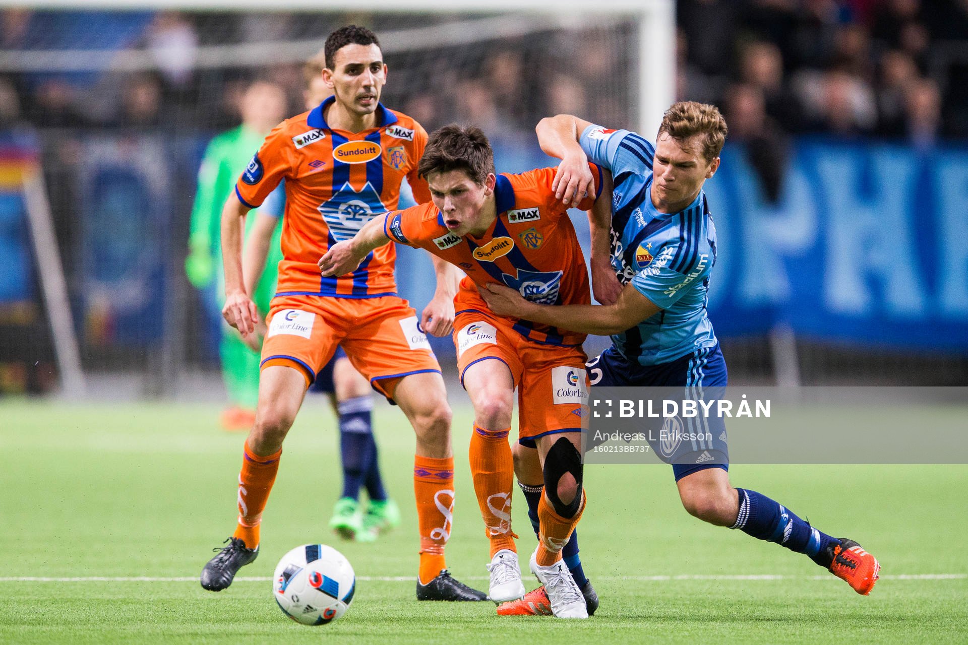 Ålesunds Sondre Brunstad Fet i kamp om bollen med