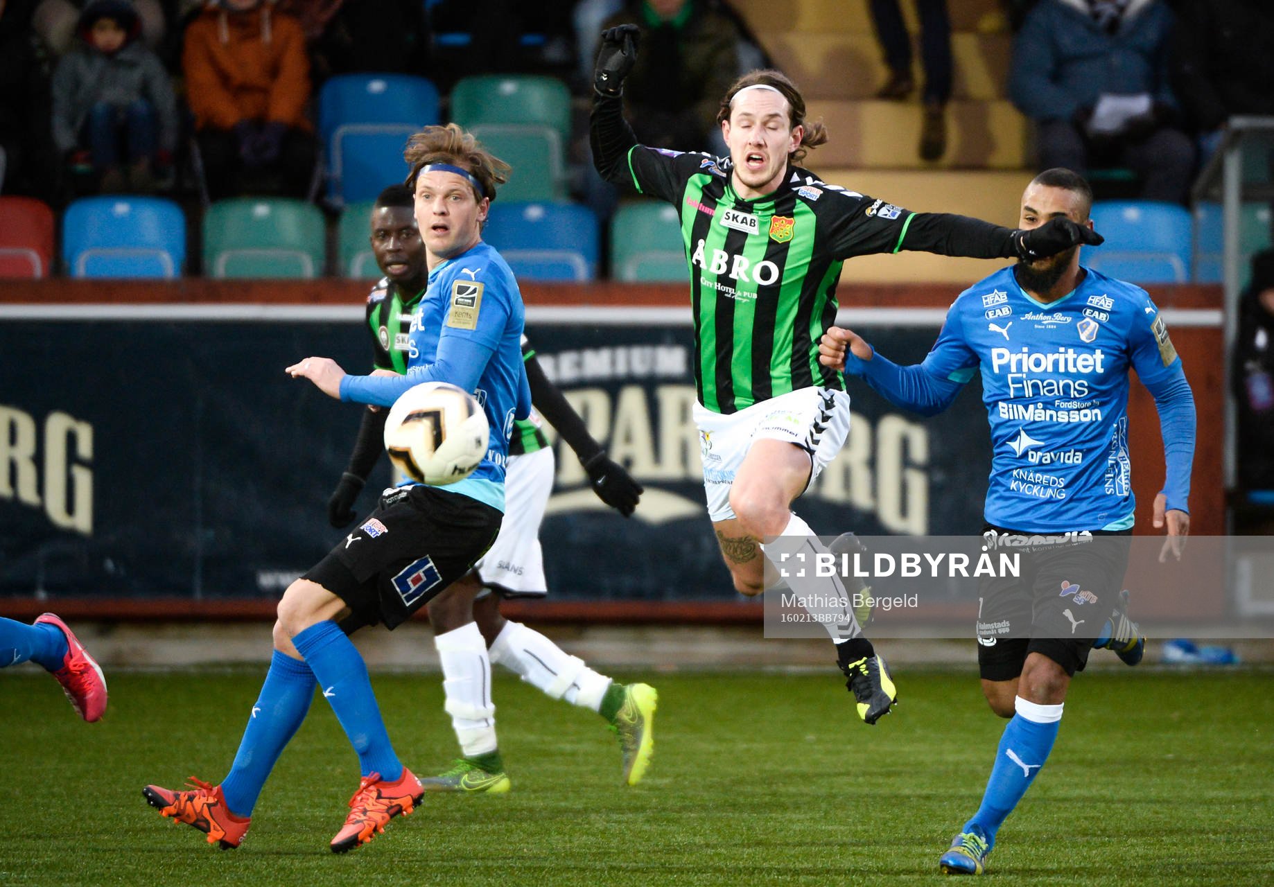 GAIS David Johannesson i en kamp mot Halmstads Kristoffer Fagercrantz och Kristoffer Fagercrantzunder en träningsmatch i fotboll mellan GAIS och Halmstad den 13 februari 2016 i Göteborg.