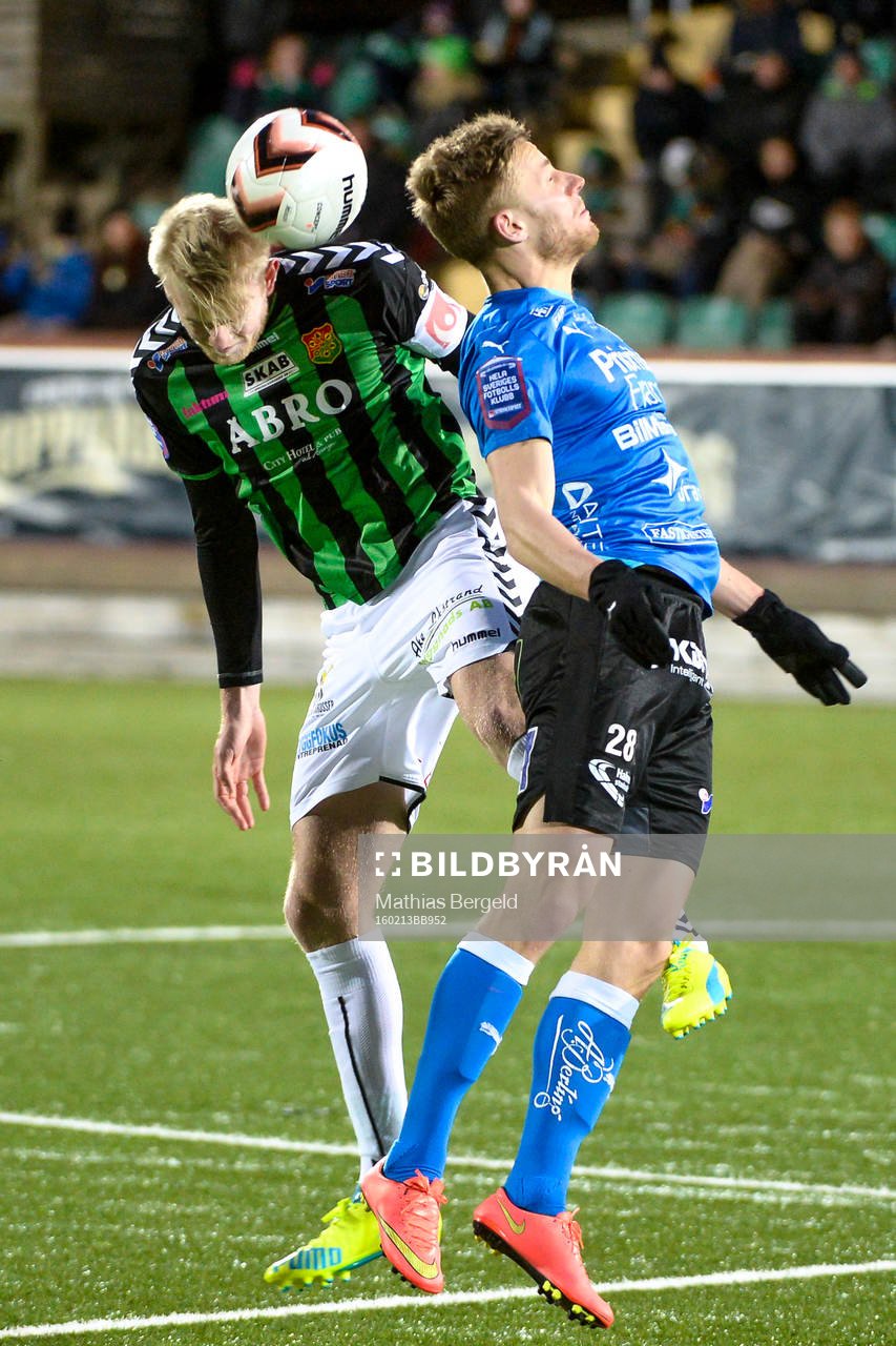 GAIS Carl Nyström i en nickduell med Halmstads Alexander Rud Tveter under en träningsmatch i fotboll mellan GAIS och Halmstad den 13 februari 2016 i Göteborg.