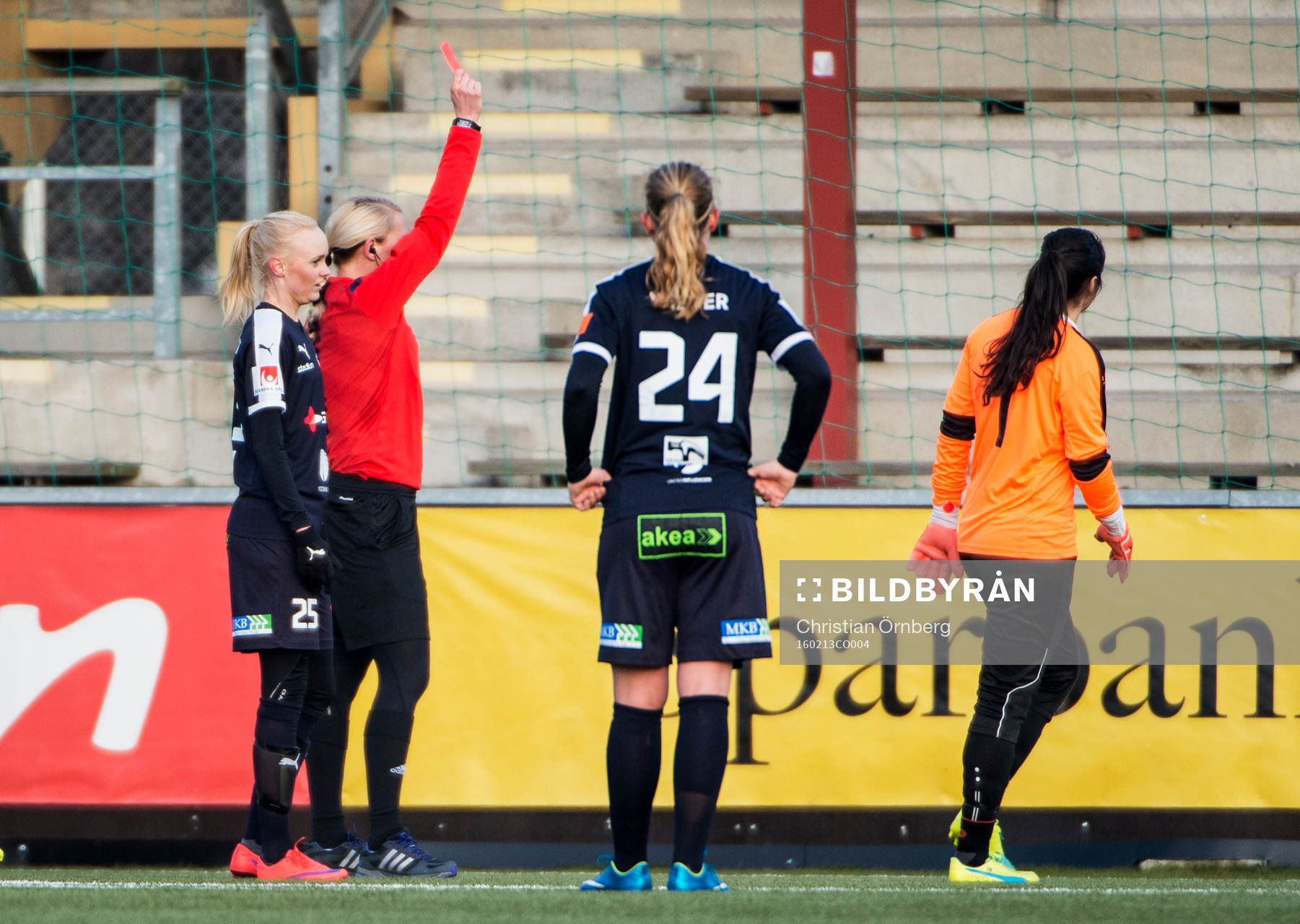 Rosengårds Emma Pennsäter och Ebba Wieder tittar på när