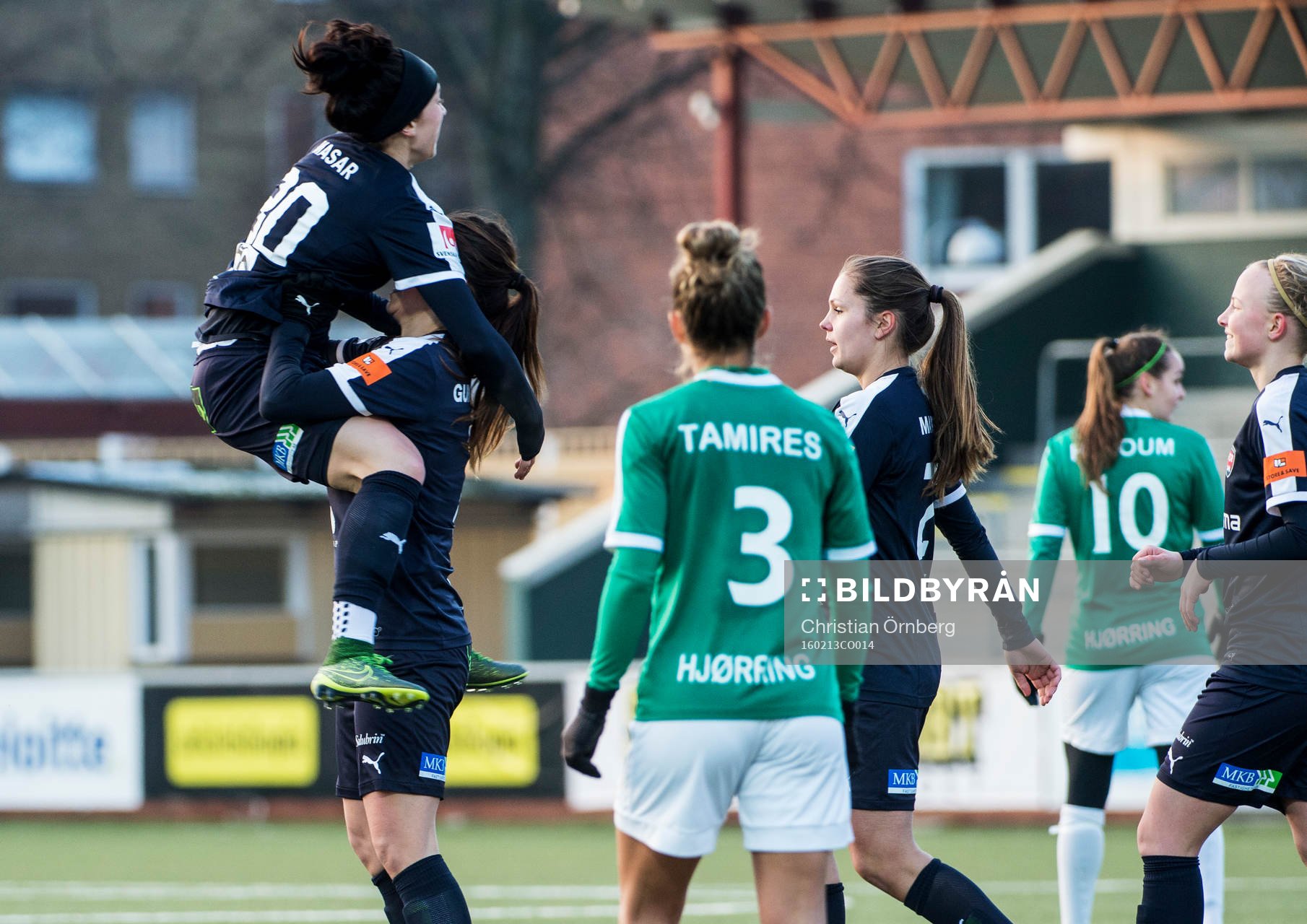 Rosengårds Ella Masar jublar åt Sara Björk