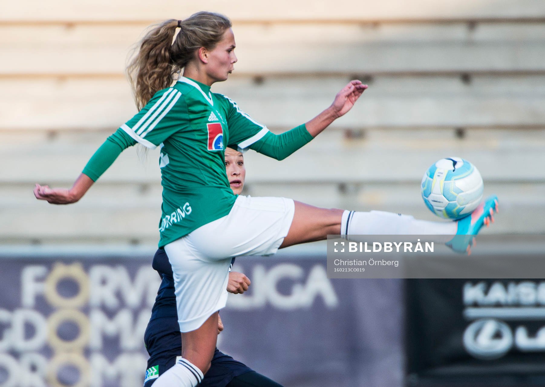 Fortuna Hjørrings Frederikke Thøgersen mot Rosengårds Alexandra Lowe Riley under träningsmatchen i fotboll mellan FC Rosengård och Fortuna Hjørring den 13 februari 2016 i Malmö.