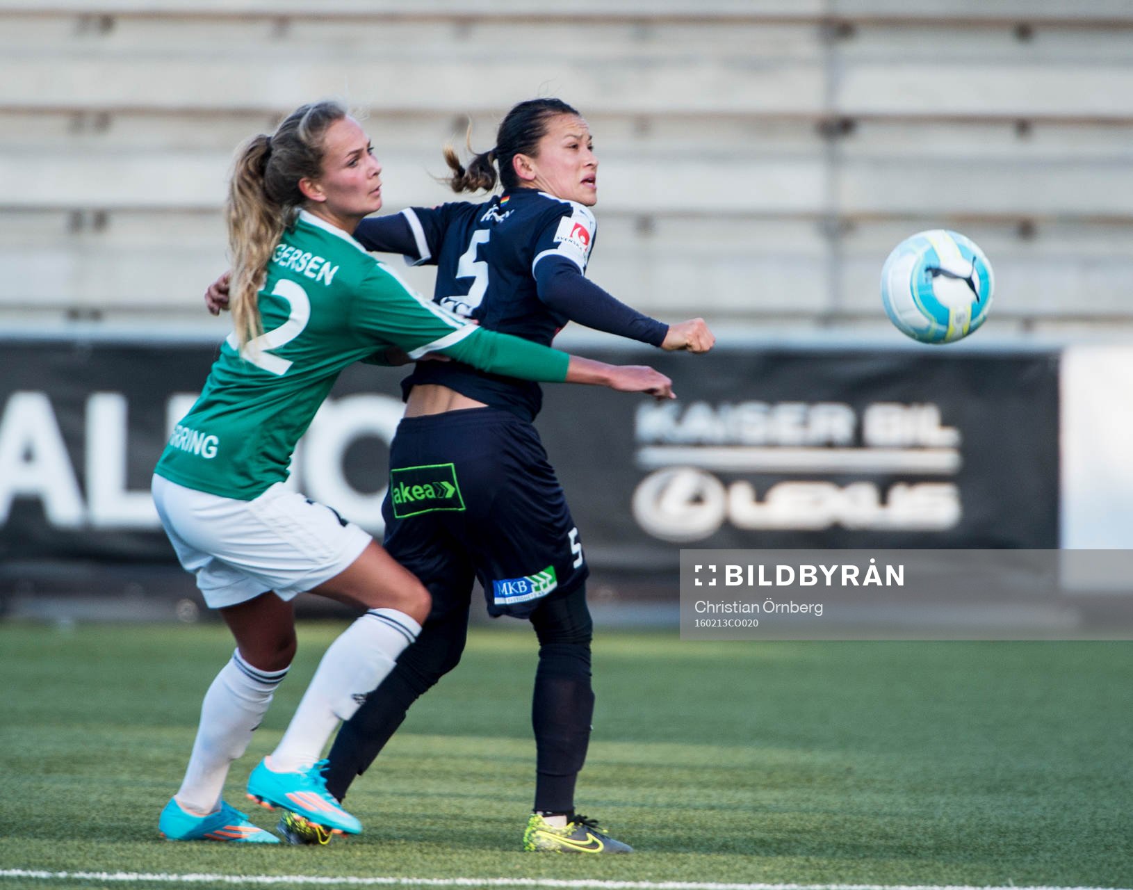 Fortuna Hjørrings Frederikke Thøgersen mot Rosengårds Alexandra Lowe Riley under träningsmatchen i fotboll mellan FC Rosengård och Fortuna Hjørring den 13 februari 2016 i Malmö.