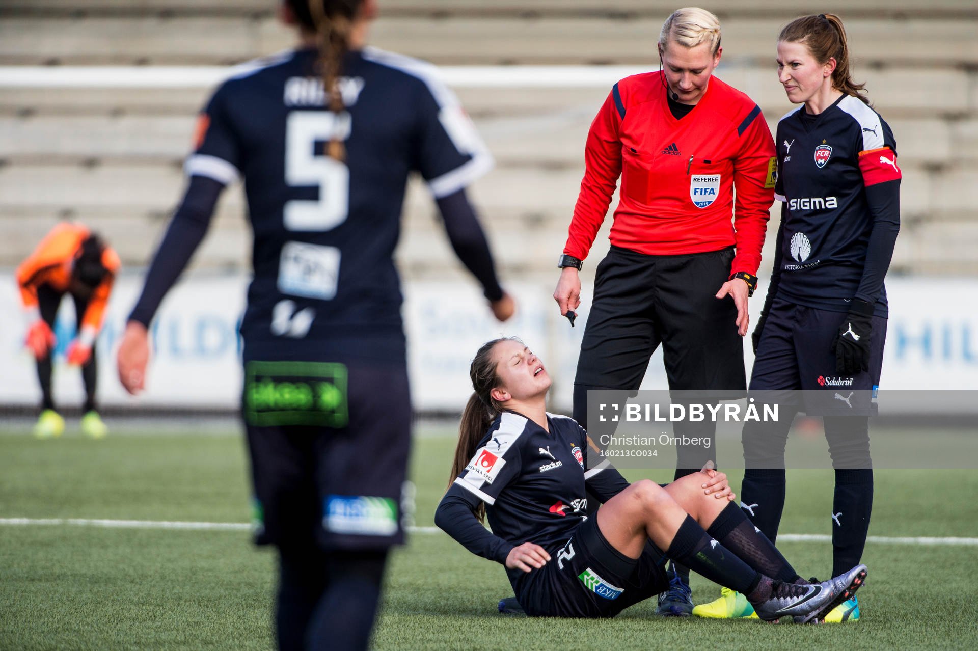 Rosengårds Lieke Martens får en smäll. Här med domaren