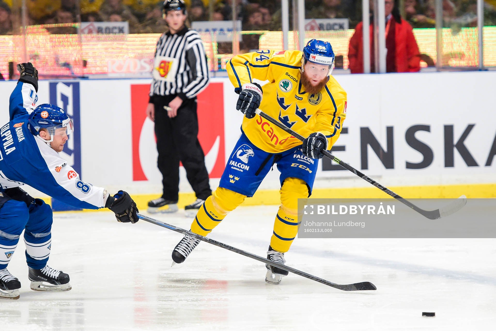 Finlands Ilari Filppula jagar Sveriges Jonas Junland